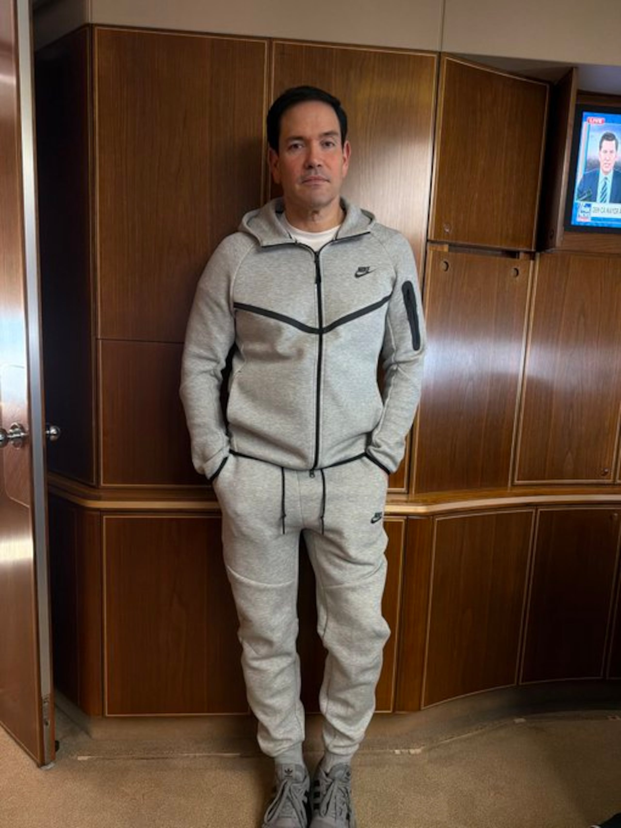 "¡El secretario Rubio luciendo las Nike Tech 'Venezuela' en el Air Force One!", publicó en su cuenta de X el director de comunicaciones de la Casa Blanca, Steve Cheung.