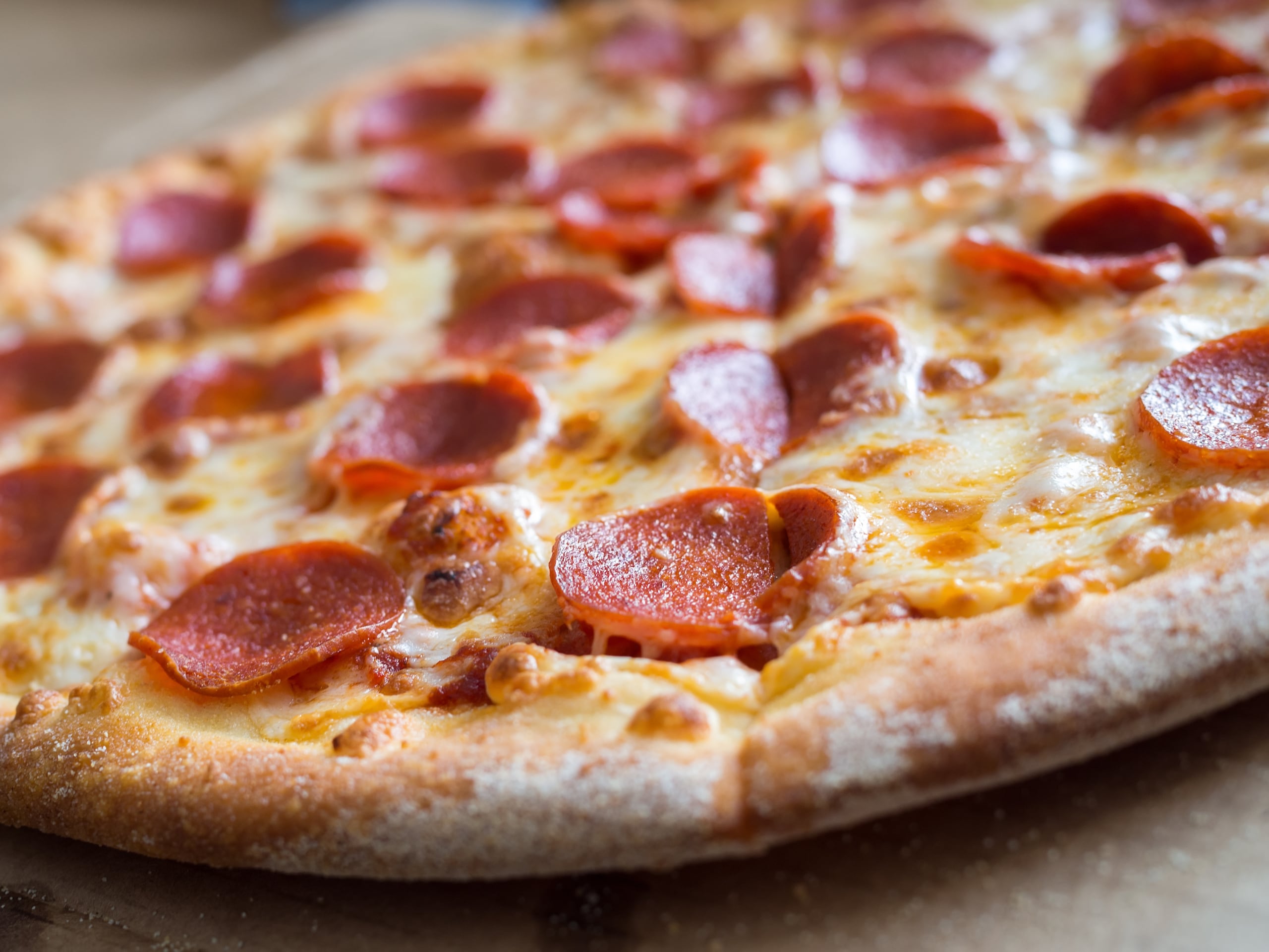 Una pizza de peperoni.