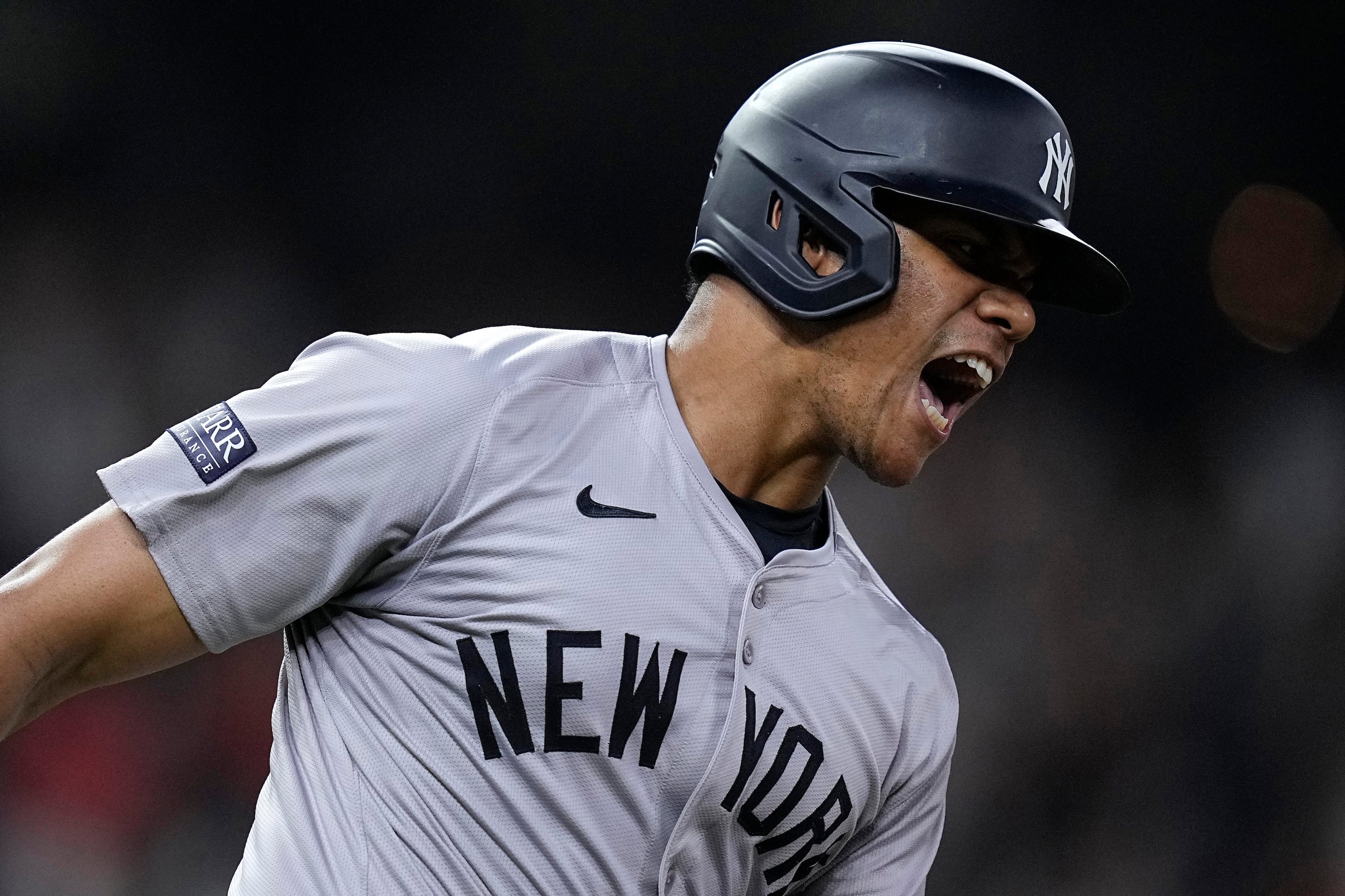 Juan Soto celebra al impulsar la carrera de la diferencia en la victoria 5-4 de los Yankees de Nueva York sobre los Astros de Houston.
