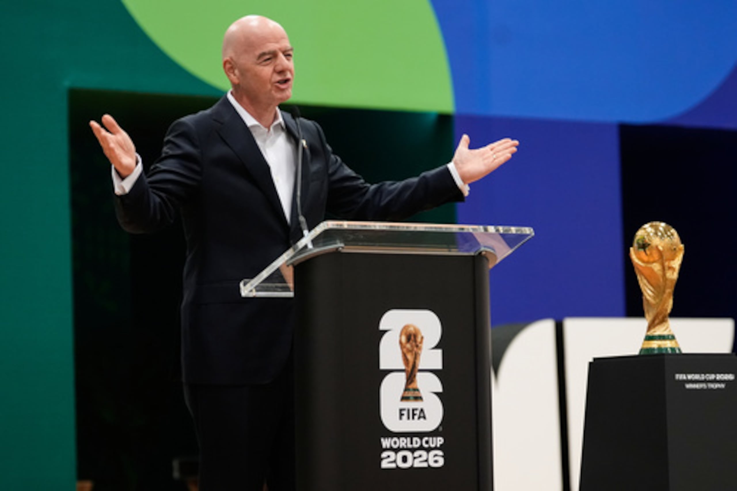 El Presidente de la FIFA Gianni Infantino hace comentarios durante la ceremonia de inauguración del Centro Internacional de Transmisiones el lunes 1 de junio de 2026, en Dallas. (AP Photo/Tony Gutierrez)