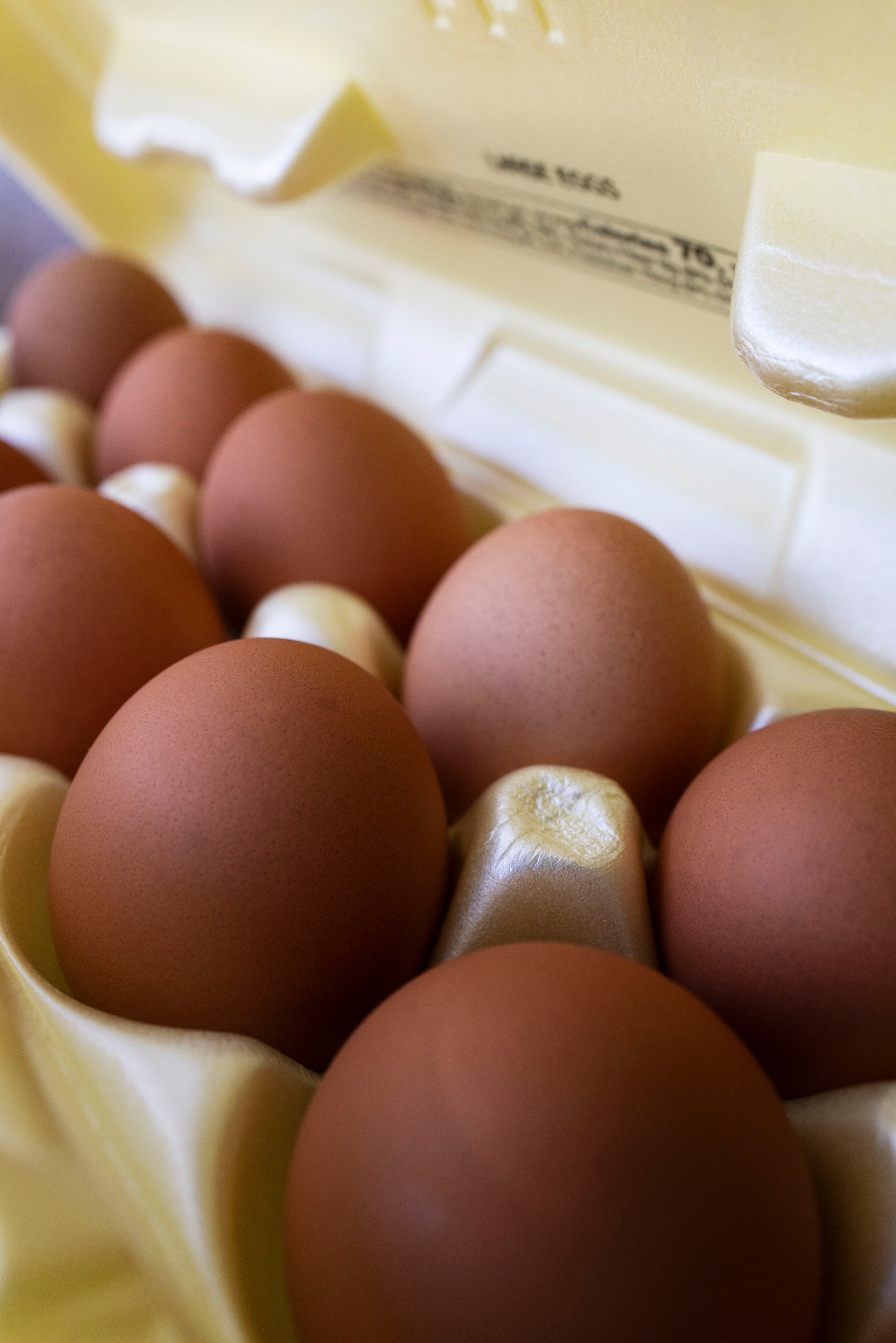 Aun cocidos, los huevos puede contener la bacteria salmonella.