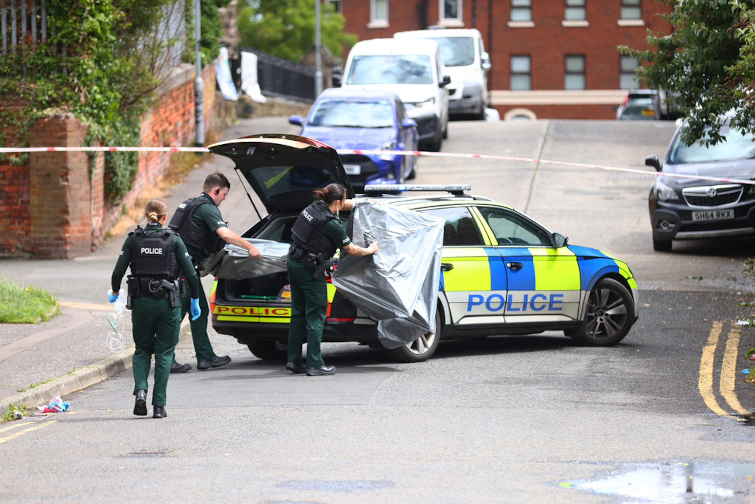 Policías de Irlanda del Norte aseguran la zona donde ocurrió un apuñalamiento en el norte de Belfast, el 9 de junio de 2026.