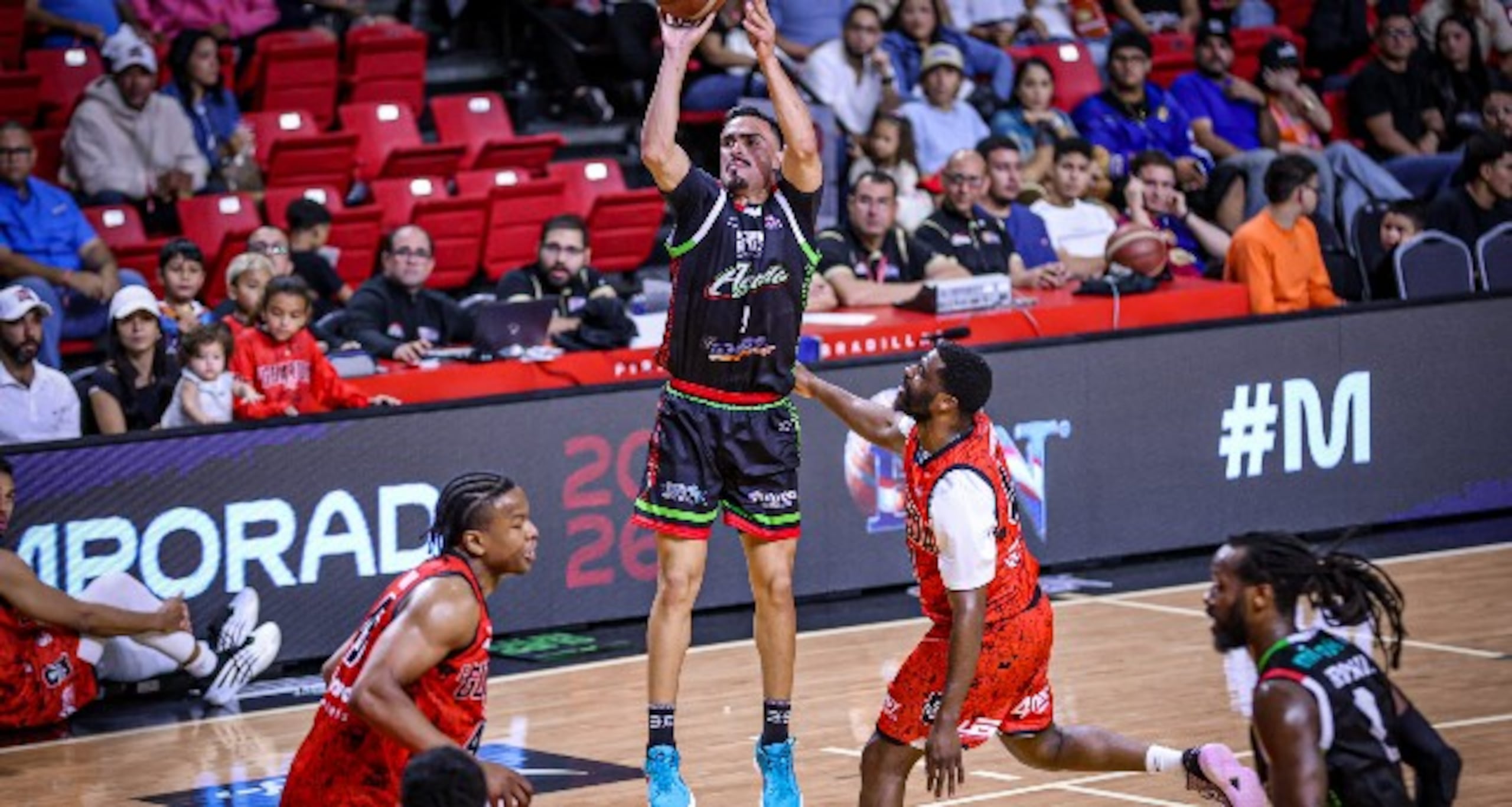 Antonio Ralat, de Aguada, realiza un tiro desde la línea de tres puntos en el partido del domingo en Quebradillas.