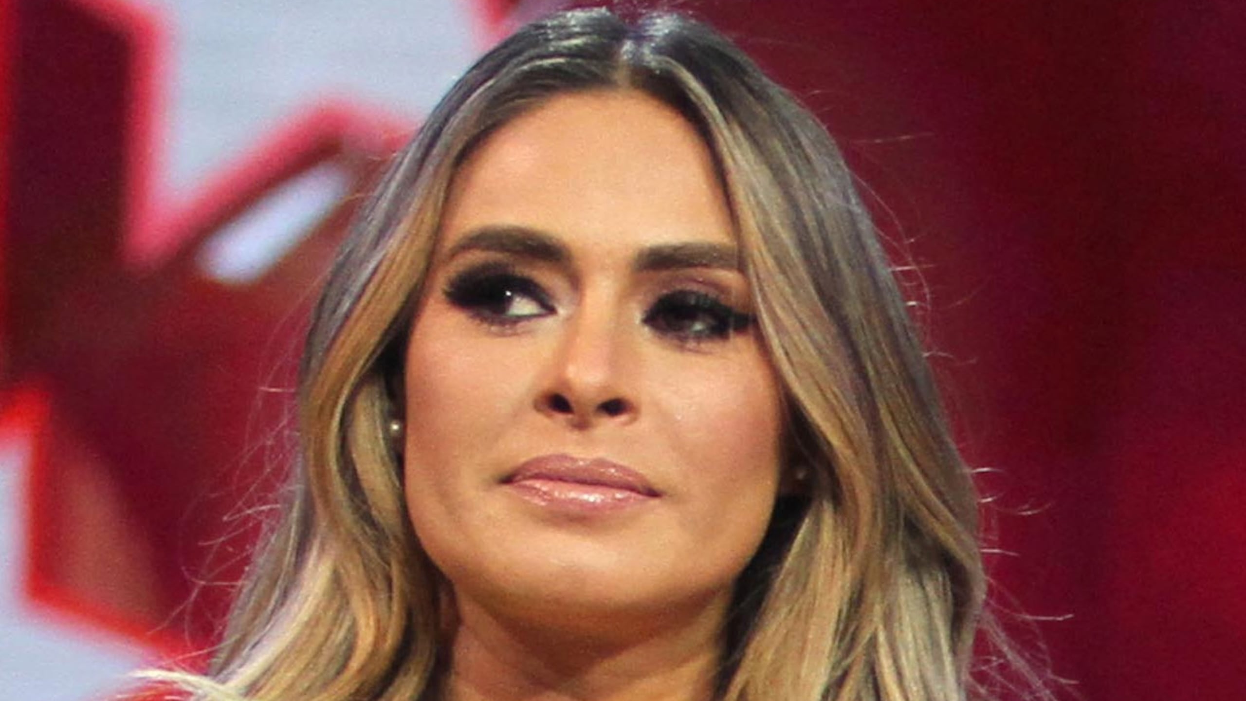 Sin revelar el nombre del acosador, la conductora sólo indicó que se trató de un extranjero que la amagó con suicidarse, además que la manipulaba y perseguía.