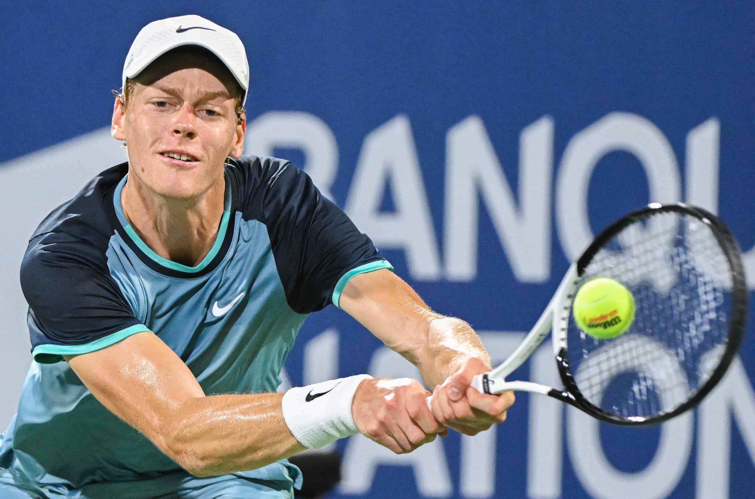 Jannik Sinner, de Italia, devuelve un tiro frente a Andrey Rublev, de Rusia, durante un partido de cuartos de final en el Abierto de Montreal, el sábado 10 de agosto de 2024. (Graham Hughes/The Canadian Press via AP)
