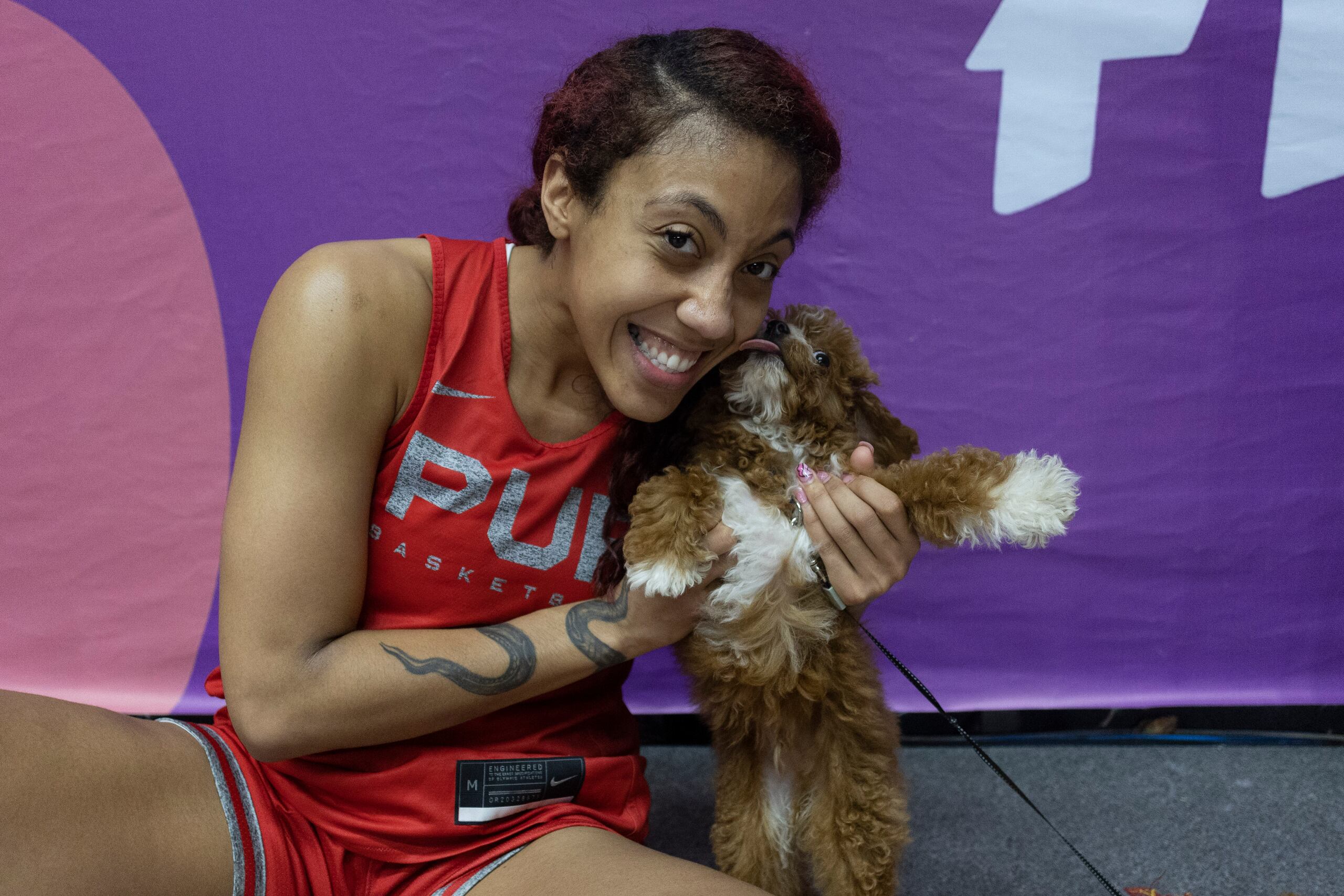 Meelo viajó con la jugadora Arella Guirantes desde Seattle hasta México.