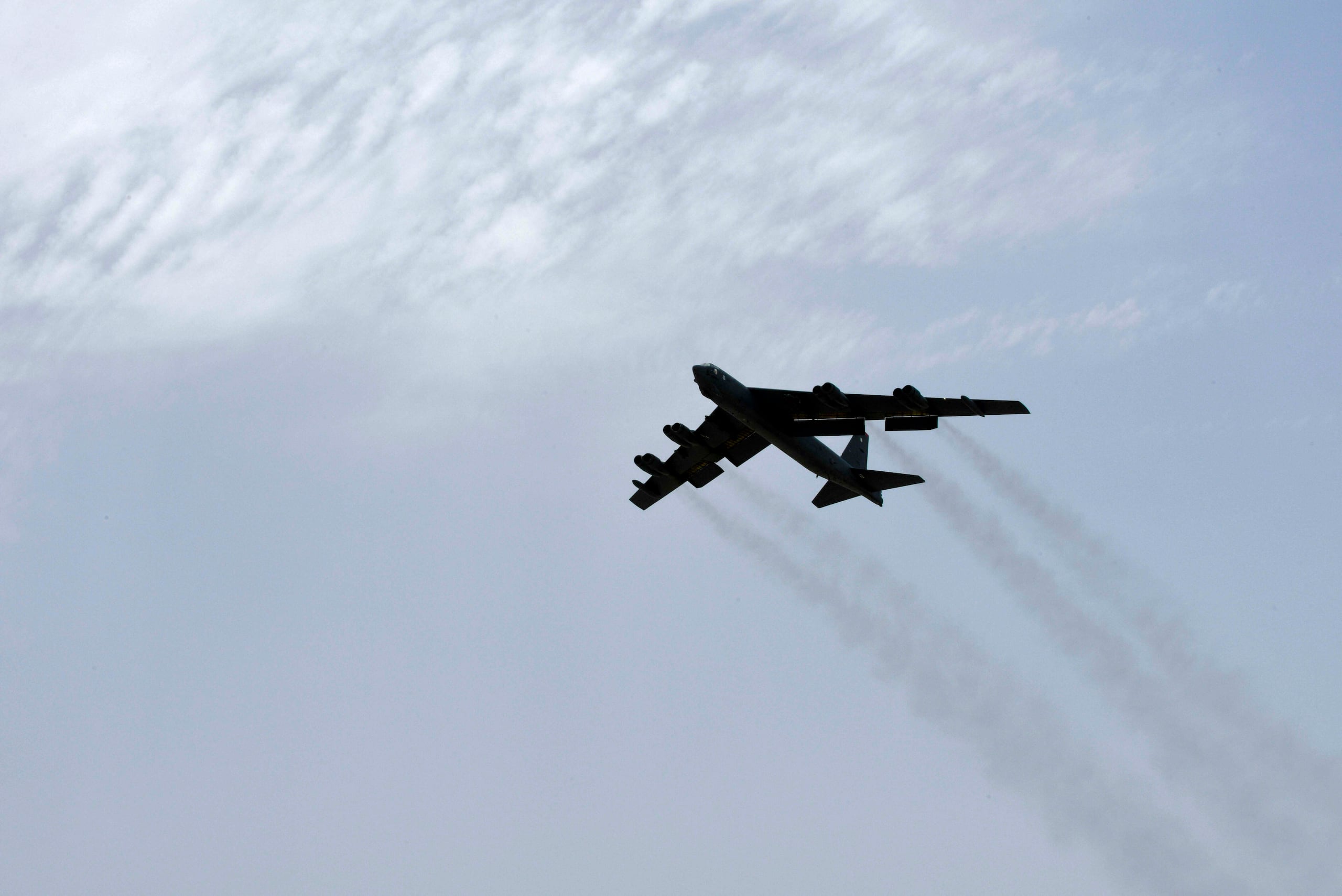 Un bombardero de EEUU B-52H Stratofortress despega de la Base Aérea Al Udeid en Qatar el 12 de mayo del 2019. (sargento Ashley Gardner de la Fuerza Aérea de EE.UU. vía AP)