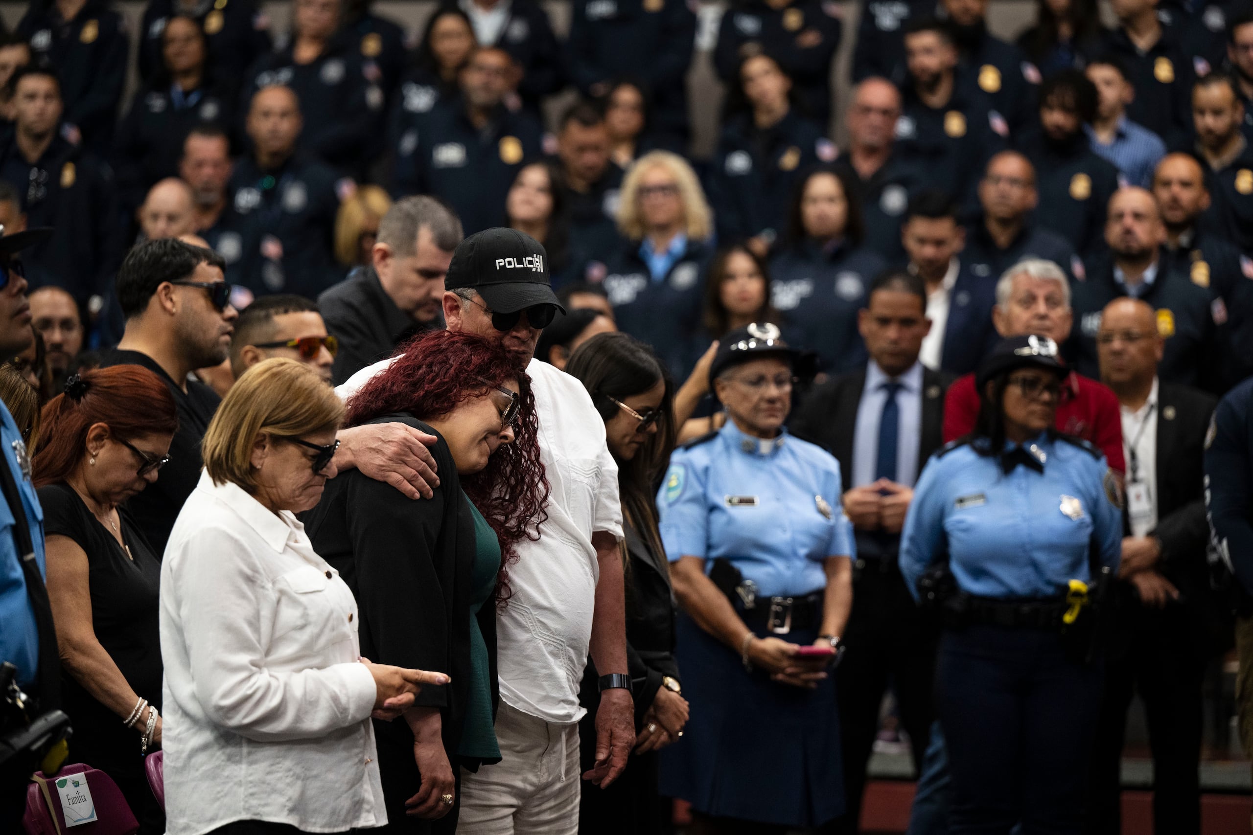 Familiares, amigos y funcionarios del orden público se despiden de Eliezer Ramos Vélez.