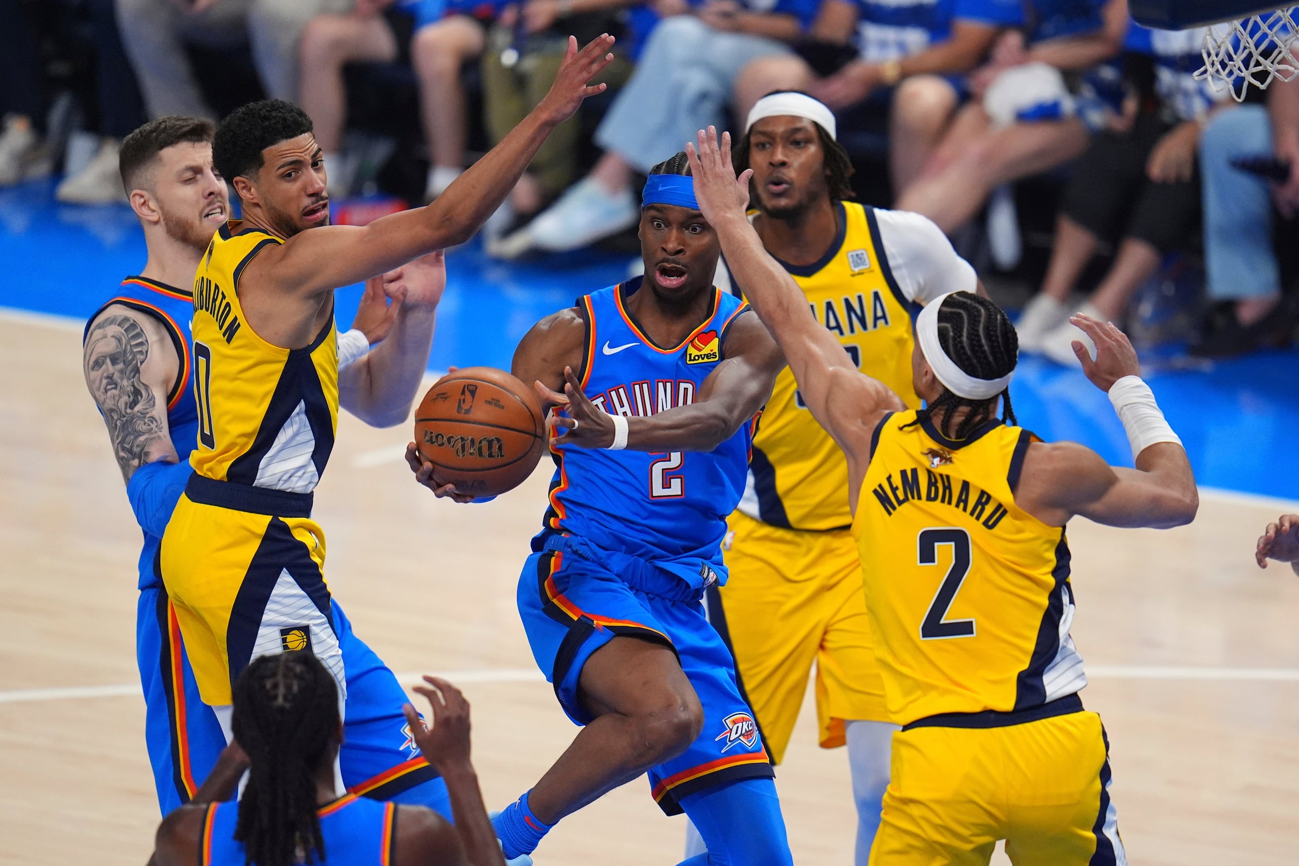 Shai Gilgeous-Alexander (2), del Thunder de Oklahoma City, controla el balón con la presión defensiva de Tyrese Haliburton (0) y Andrew Nembhard (2), de los Pacers de Indiana, durante la primera mitad del segundo juego de las Finales de la NBA, el domingo 8 de junio de 2025, en Oklahoma City. (AP Foto/Julio Cortez)