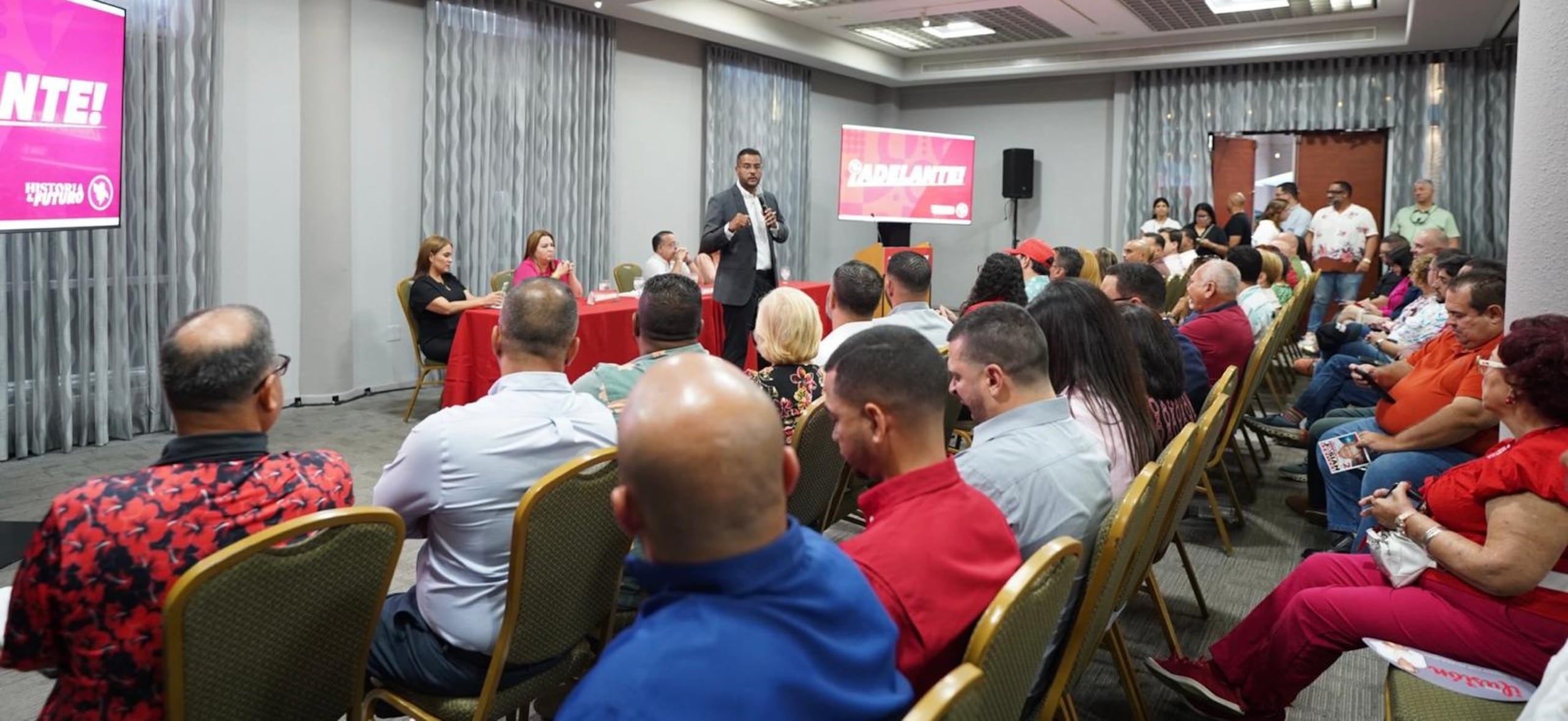 El presidente del PPD, Jesús Manuel Ortiz, dirige una reunión durante la convención que realizan en Ponce.