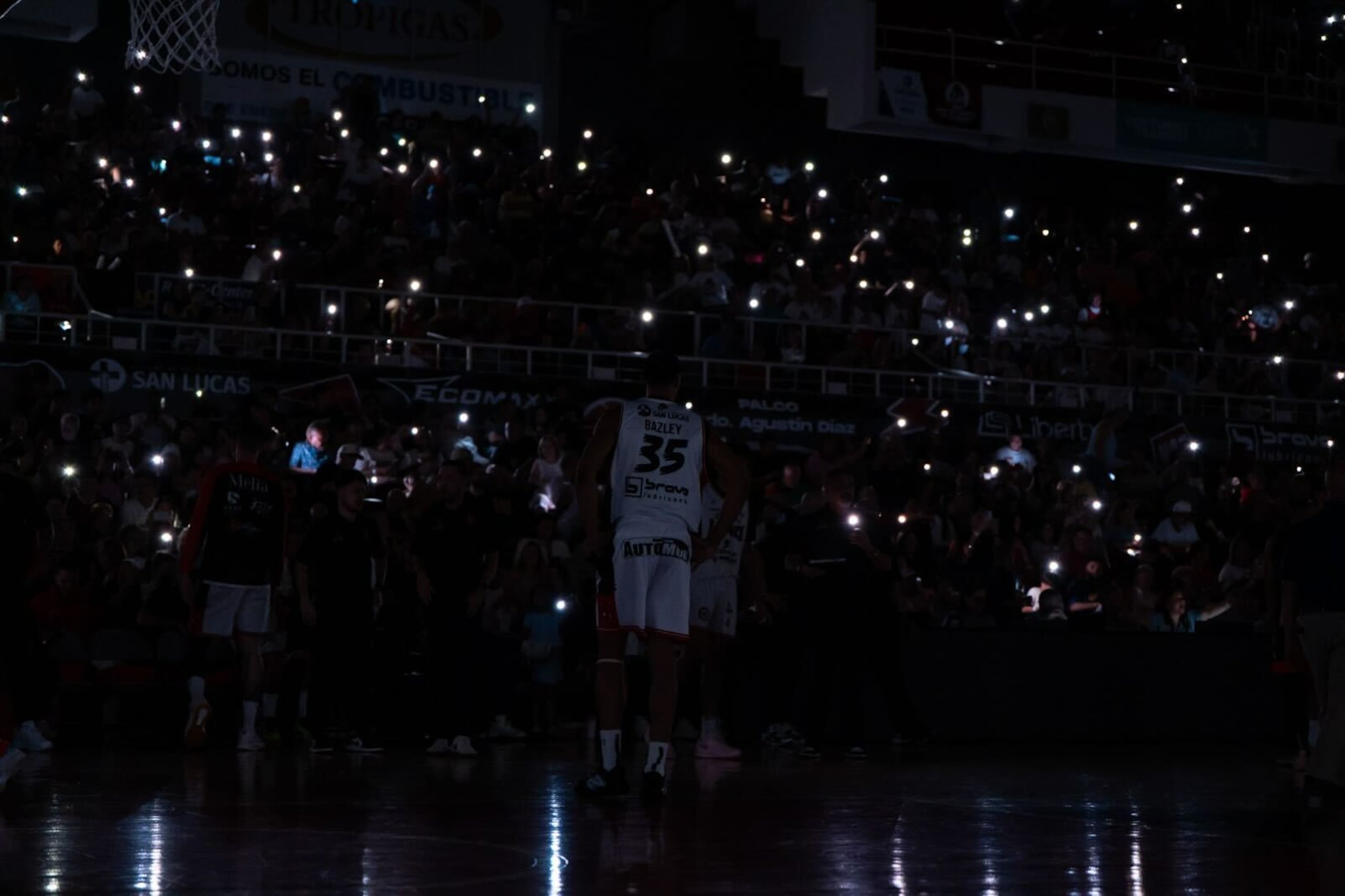 Los jugadores de los Leones reaccionan al apagón en el Auditorio Juan "Pachín" Vicens, de Ponce, durante el último parcial del juego contra los Atléticos de San Germán.