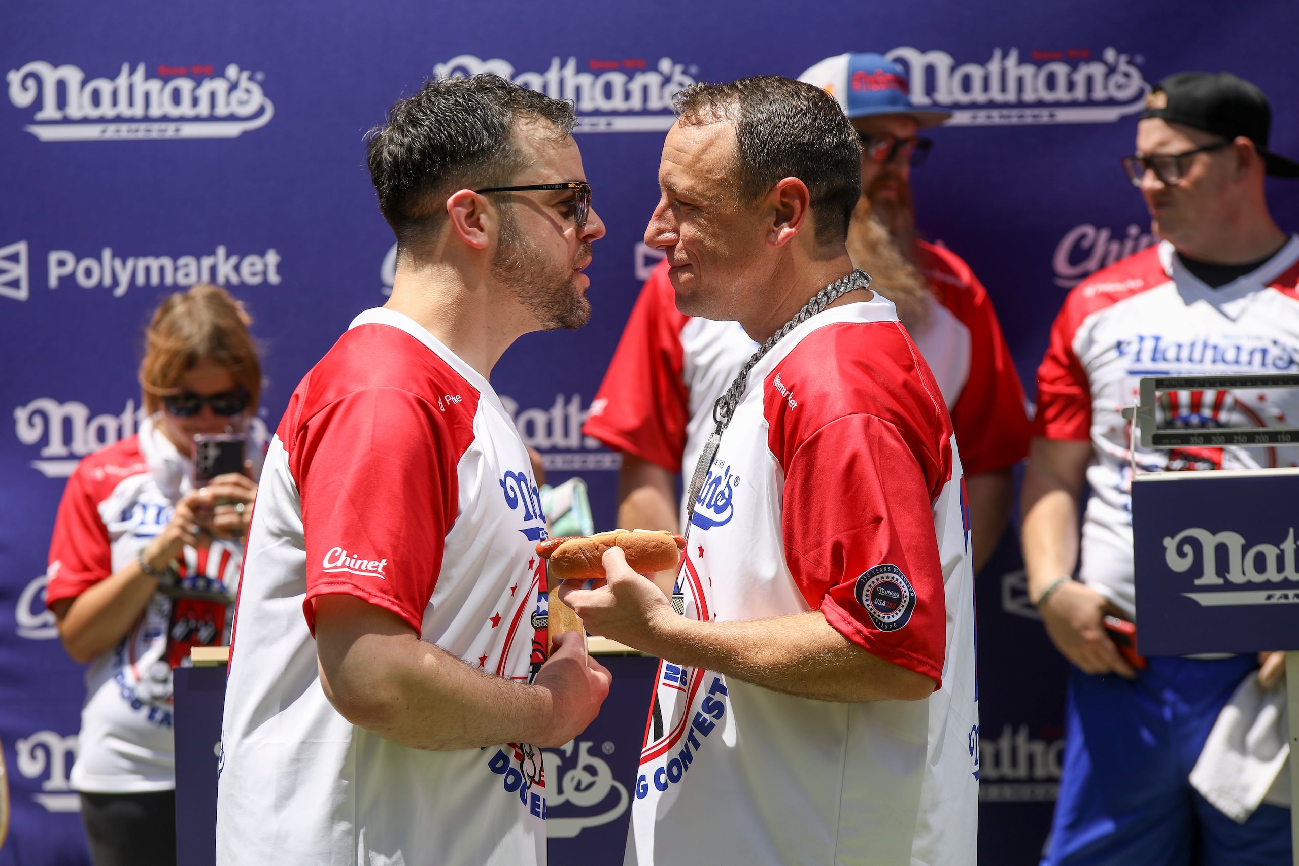 Patrick Bertoletti, a la izquierda, y Joey Chestnut en la ceremonia del pesaje previo a la curiosa competición de hot dogs.