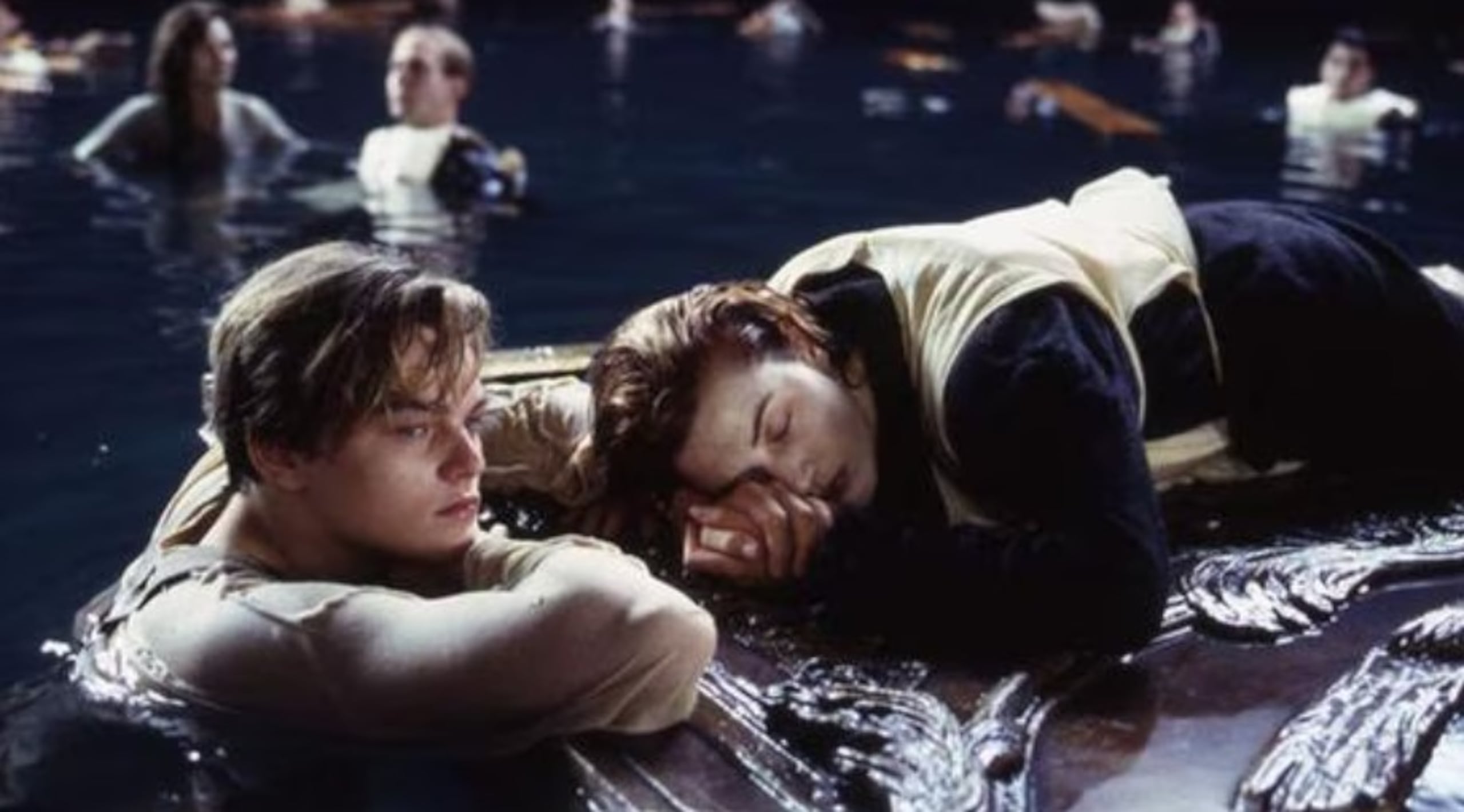 Desde el estreno de 'Titanic' en 1997, dicho trozo de madera generó controversia por el debate sobre si Jack y Rose habrían cabido en el panel.