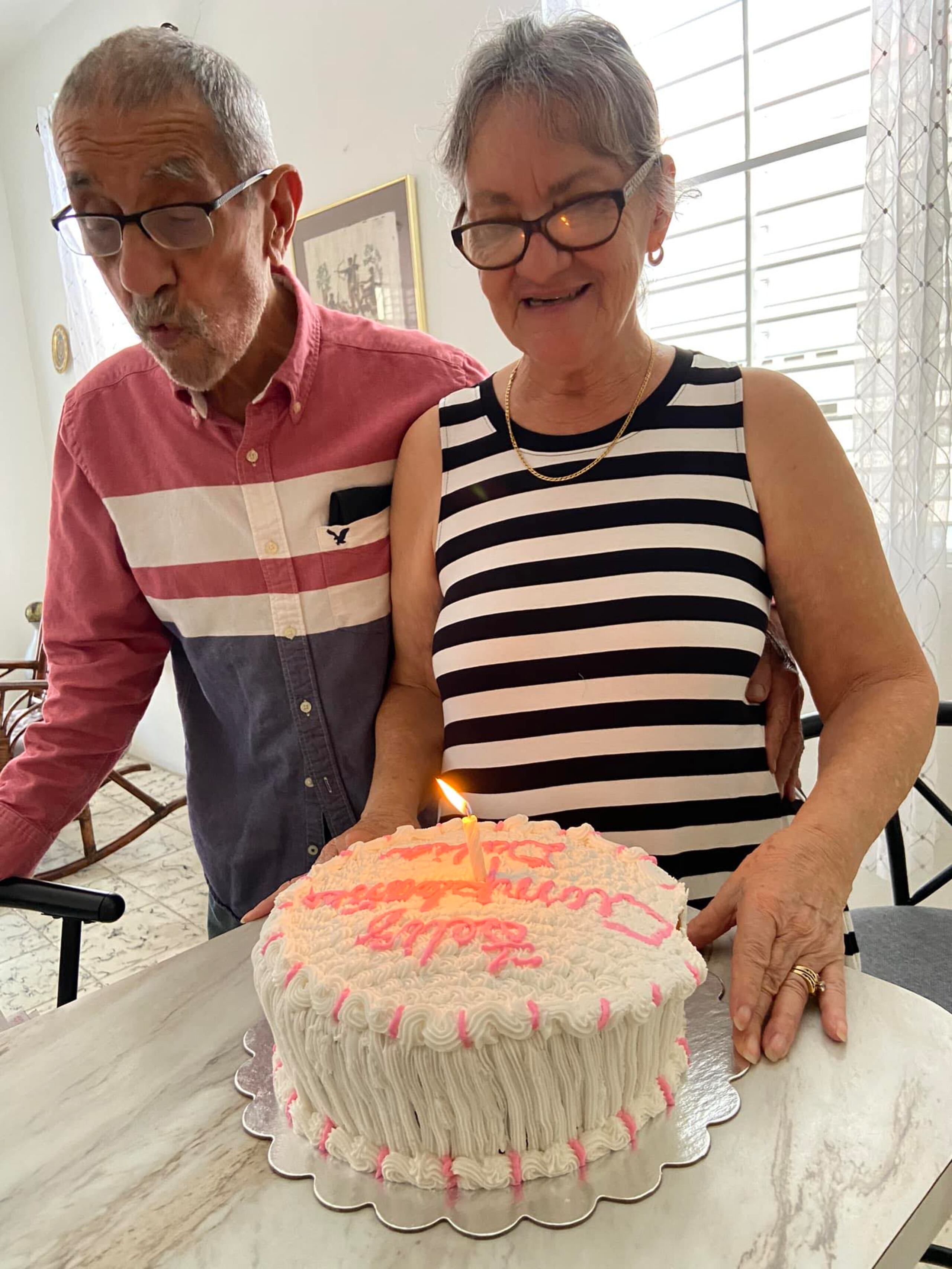 Samuel Arill y su esposa Dalia aparecen aquí en uno de los recientes cumpleaños celebrado en la familia. Arill falleció el martes, a la edad de 80 años.
