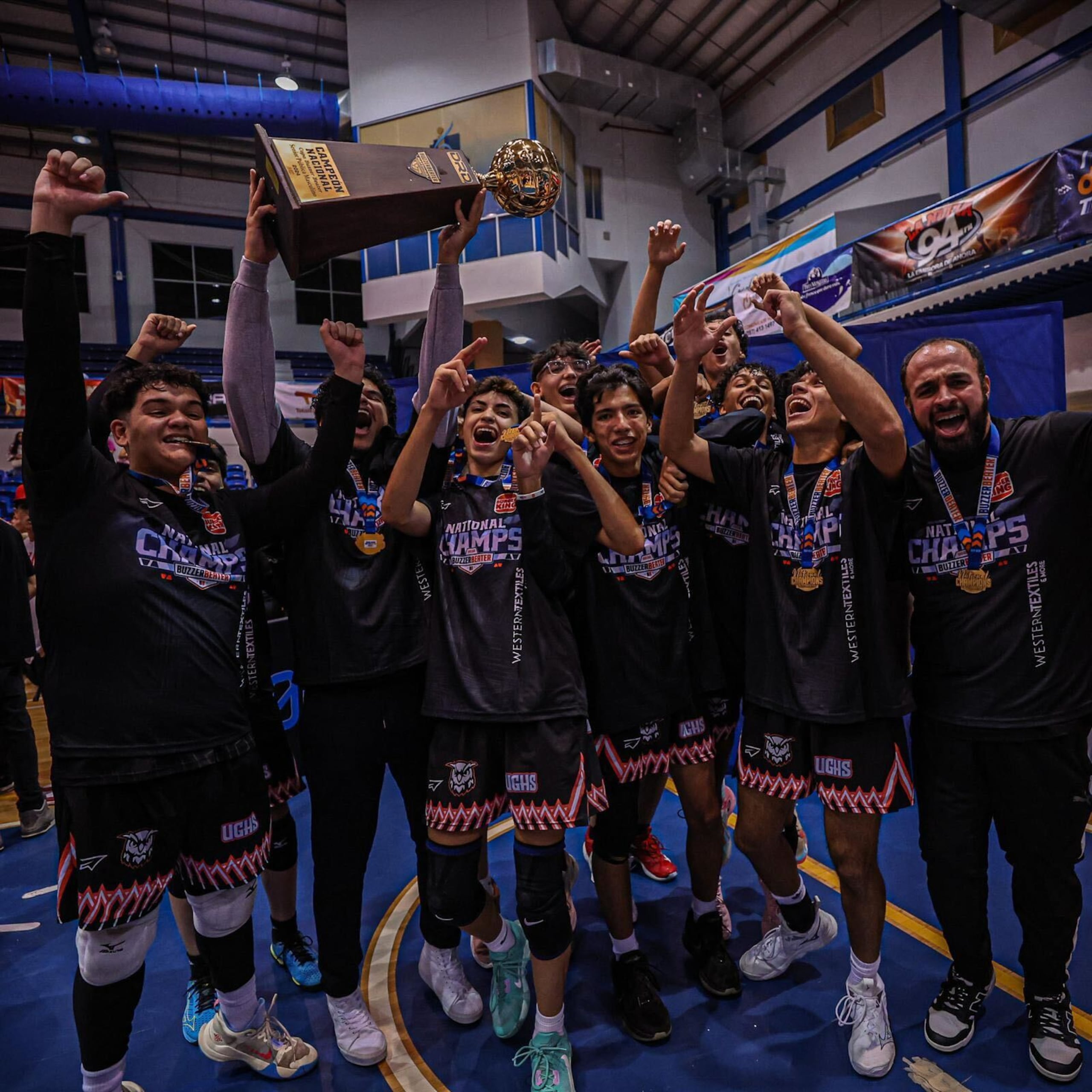 El equipo de University Gardens levantan la Copa Buzzer Beater del sistema de educación pública.
