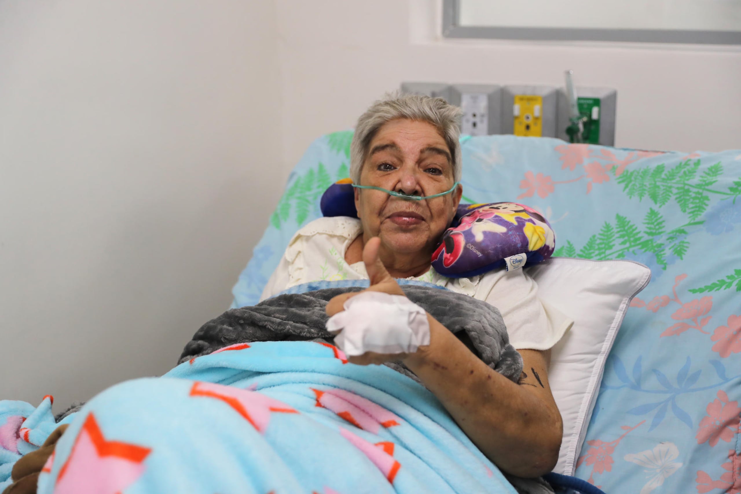 Marlene Santana, sobreviviente de los dos terremotos en Venezuela, posa durante una entrevista con EFE en el Hospital Domingo Luciani, en Caracas.