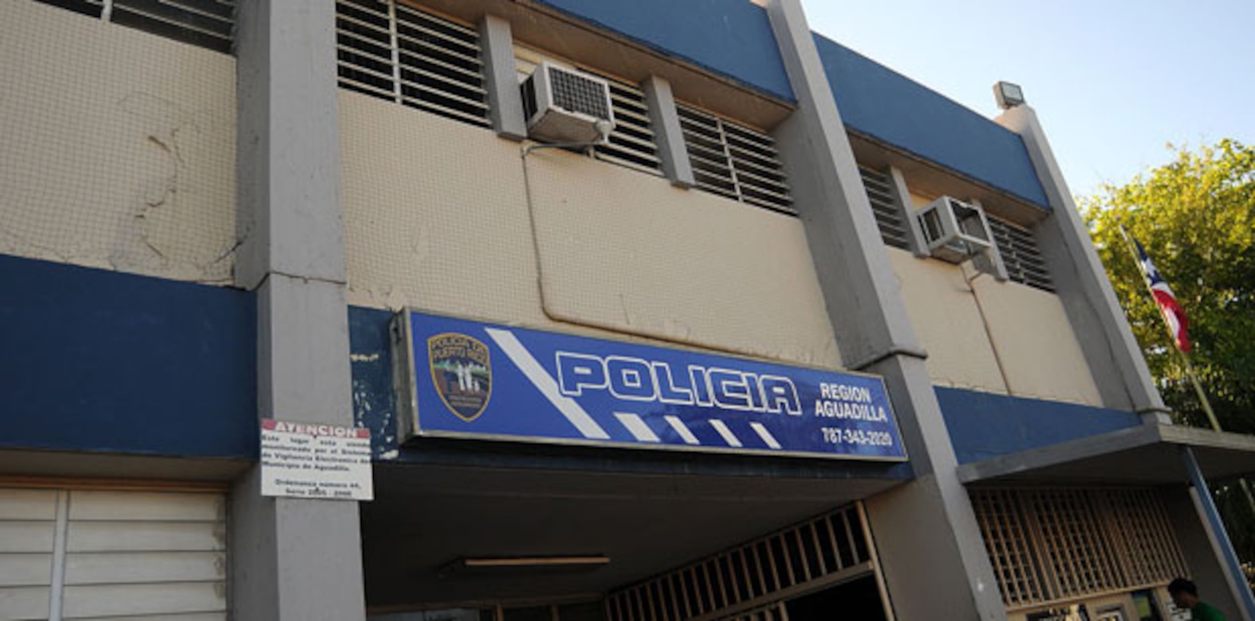 La mujer murió en la Comandancia de Aguadilla, a donde fue llevada tras la balacera. (Archivo)