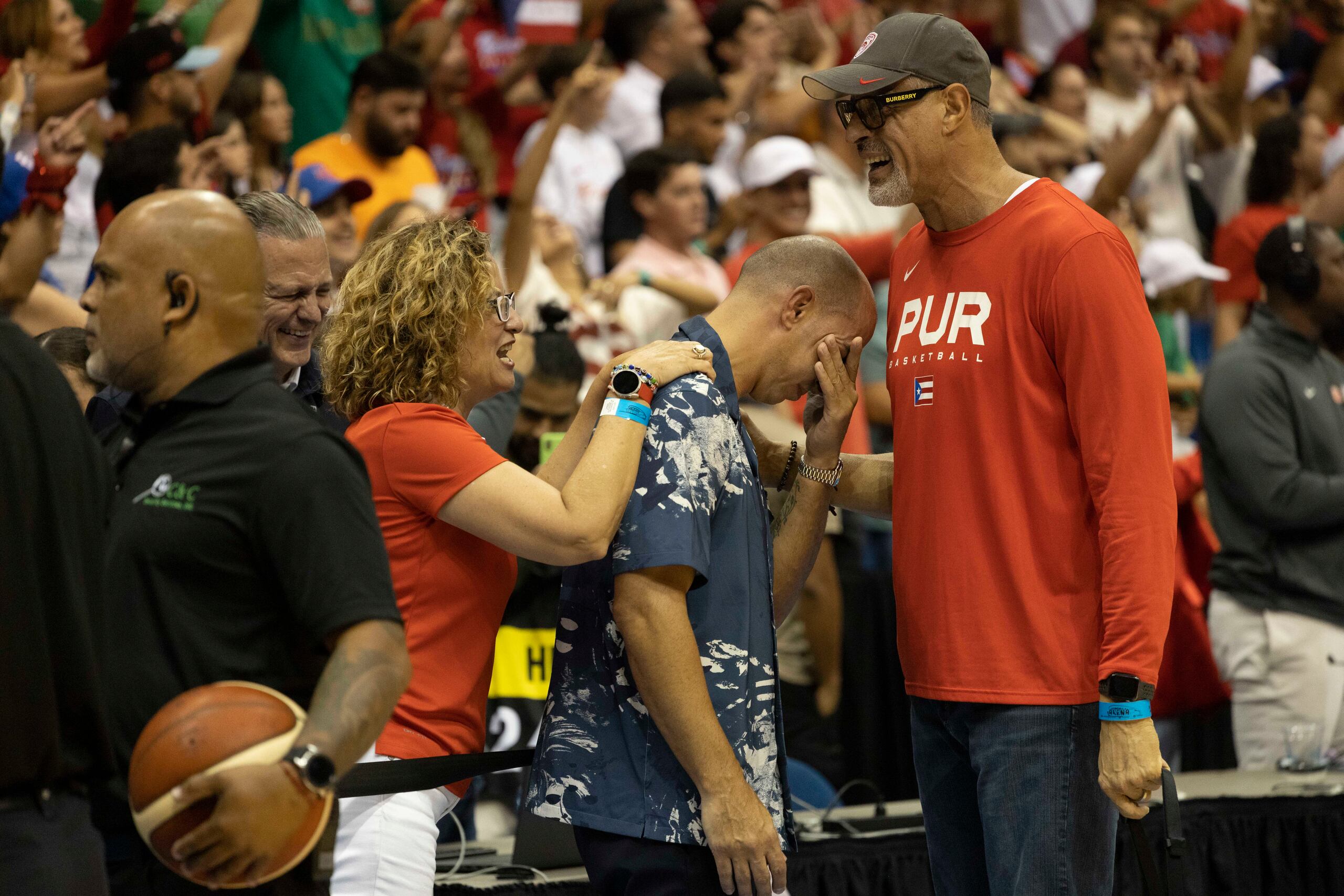 La presidenta del Copur, Sara Rosario, le da apoyo emocional al gerente de la Selección, Carlos Arroyo, en un momento de emoción ante la clasificación olímpica.