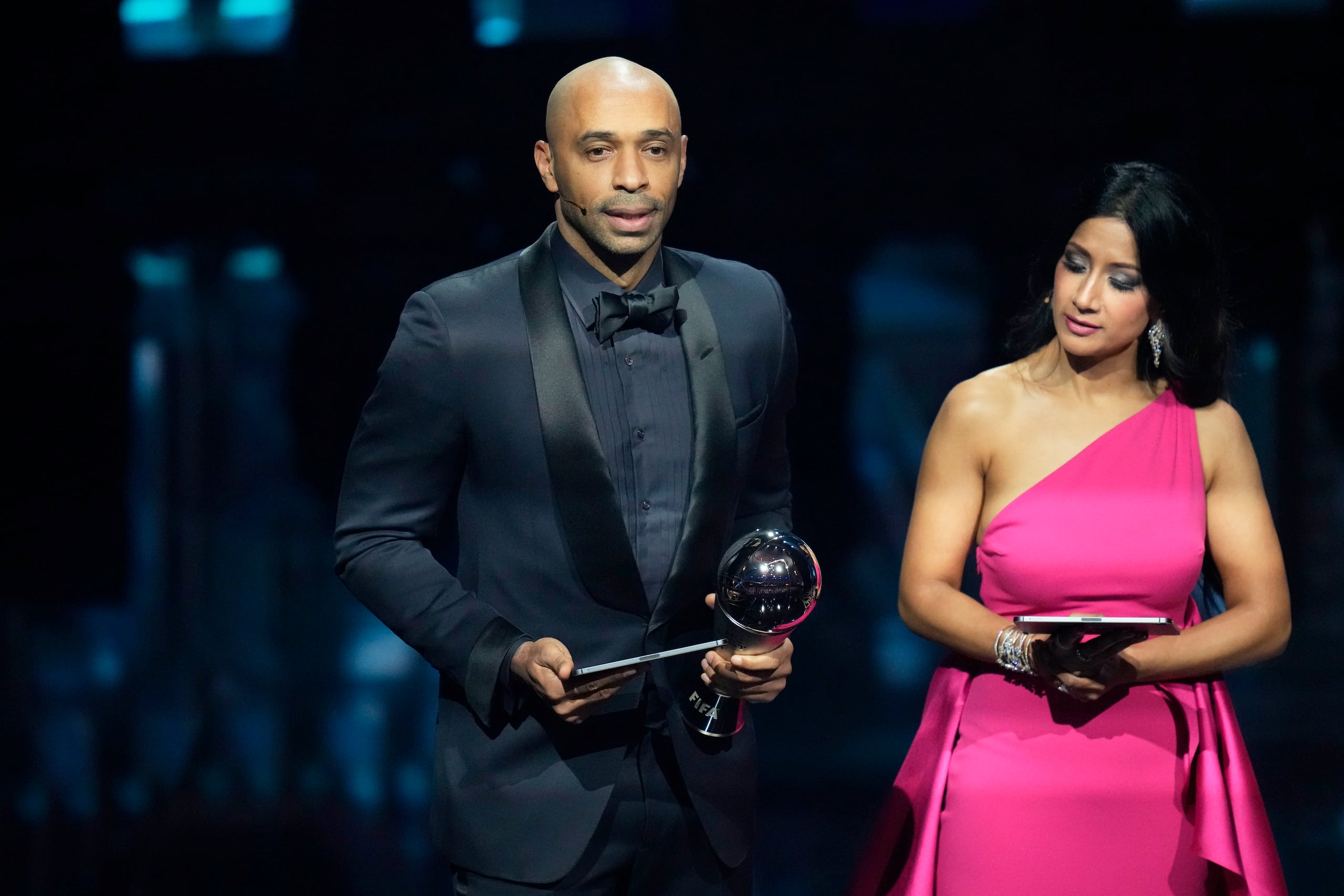 El exjugador francés Thierry Henry aceptó el premio en nombre de Lionel Messi.