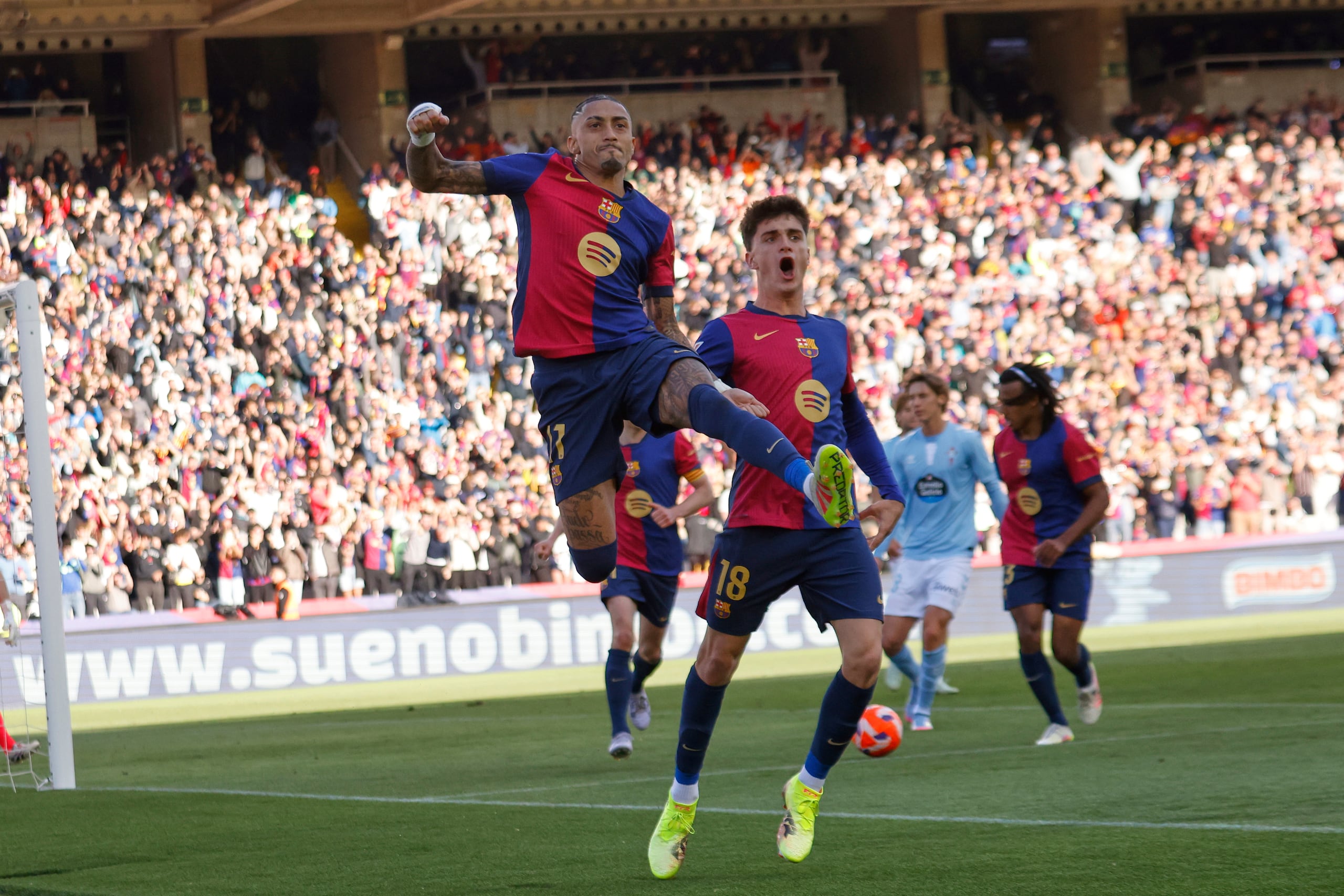 Raphinha, del Barcelona, celebra con sus compañeros tras anotar el cuarto gol de su equipo ante el Celta de Vigo en la liga española el sábado 19 de abril del 2025.