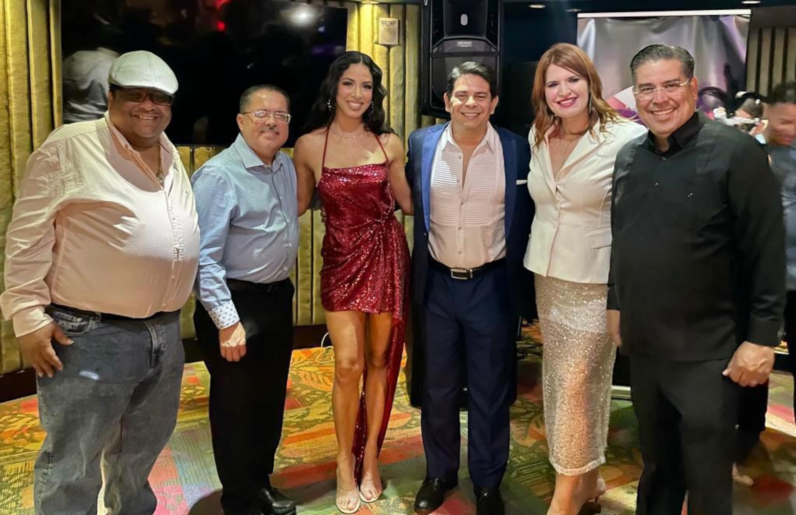 Un grupo de políticos acompañó a la panelista de "El poder del Pueblo", de TeleOnce.