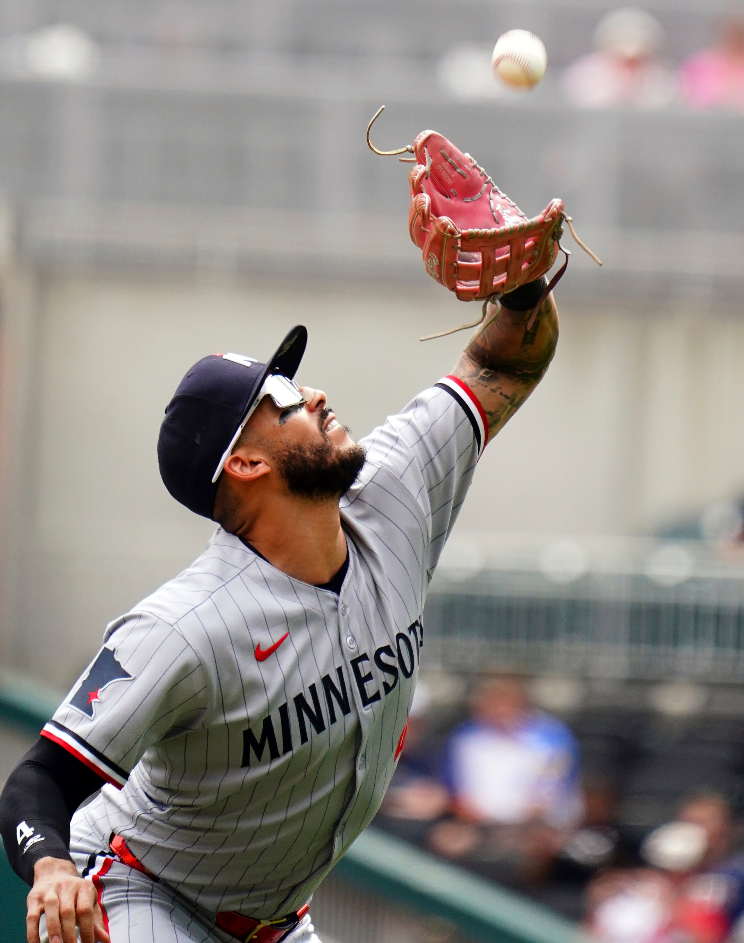 El boricua Carlos Correa atrapa un bombo que conectó Ozzie Albies durante la octava entrada.