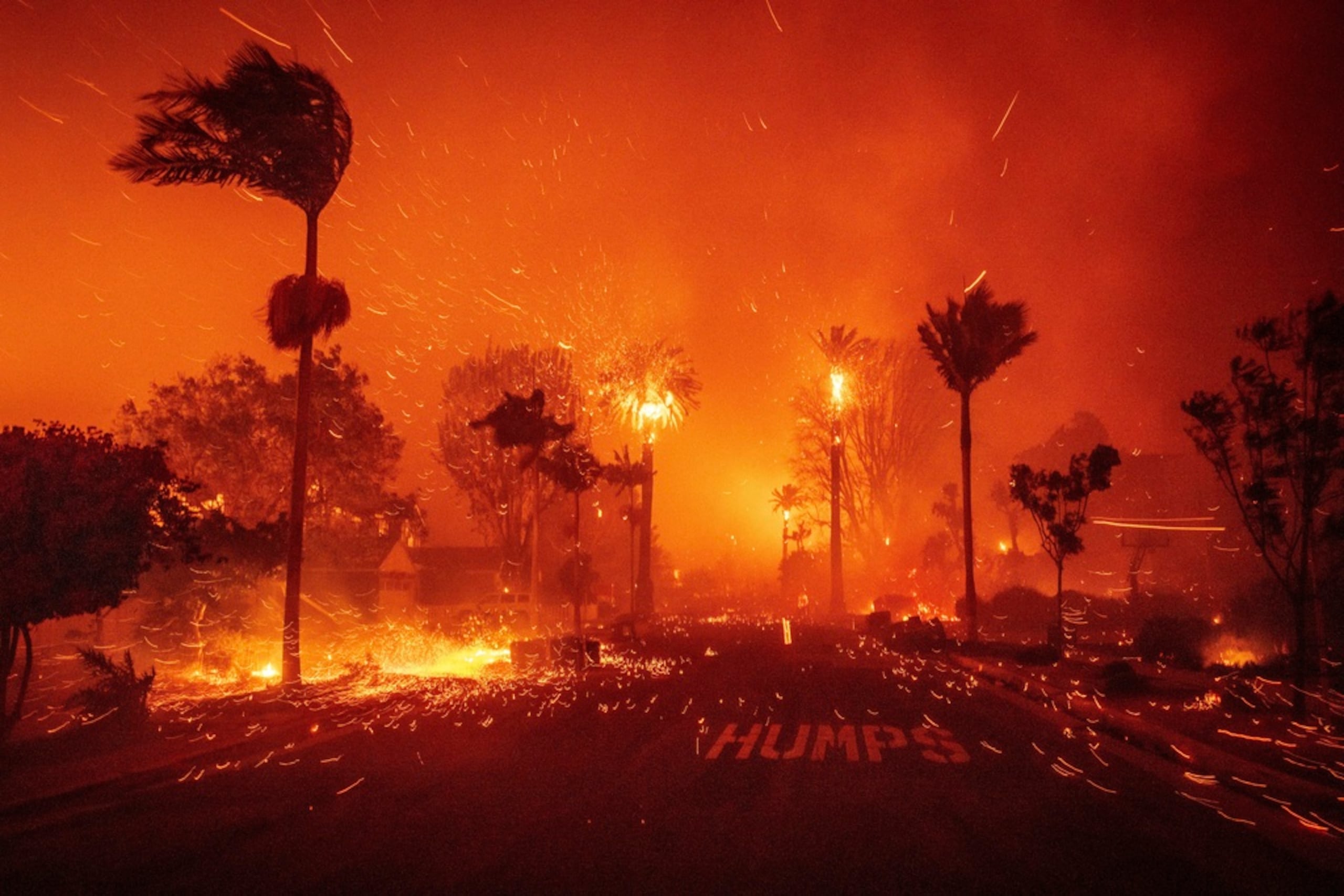 Un área del sector Pacific Palisades arde en llamas. La familia de JJ Redich vive en ese sector. Al momento no se ha reportado si su residencia sucumbió al fuego.