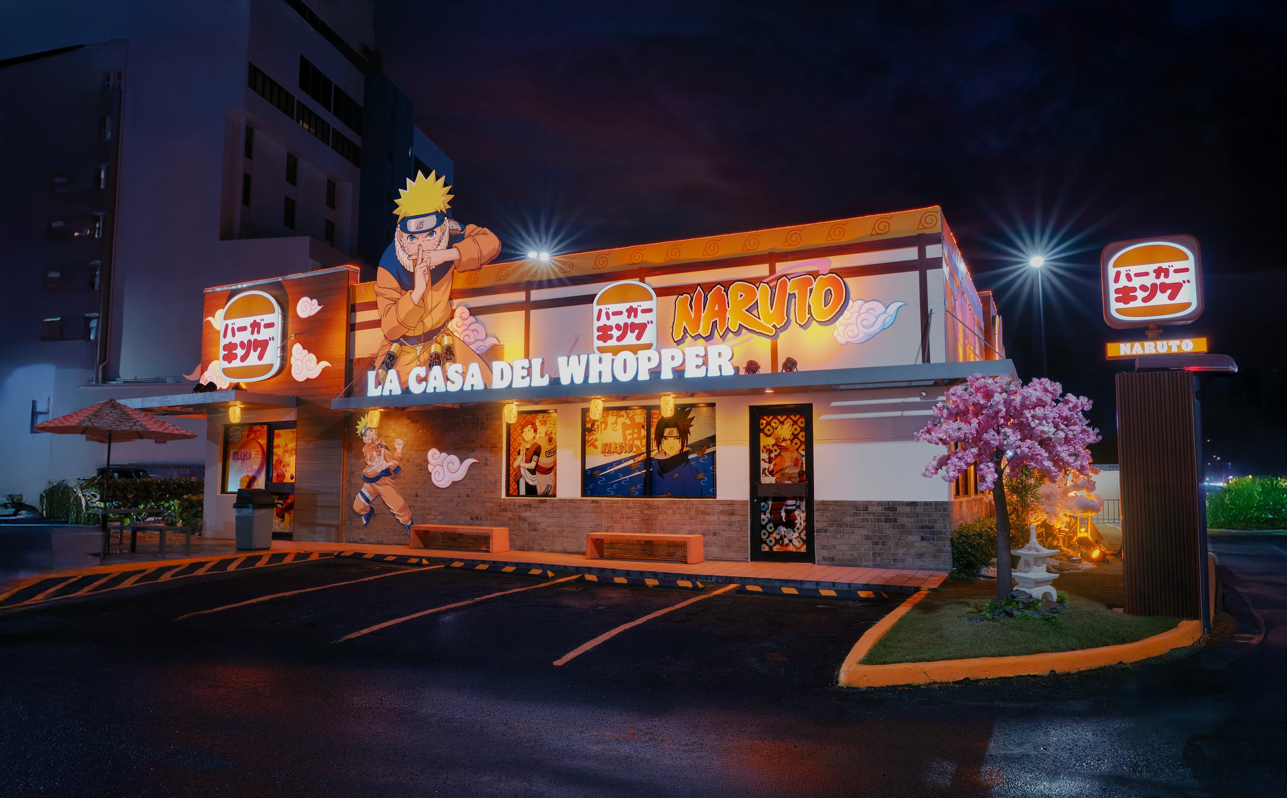 El restaurante BURGER KING de Isla Verde cuenta con una decoración especial inspirada en Naruto.