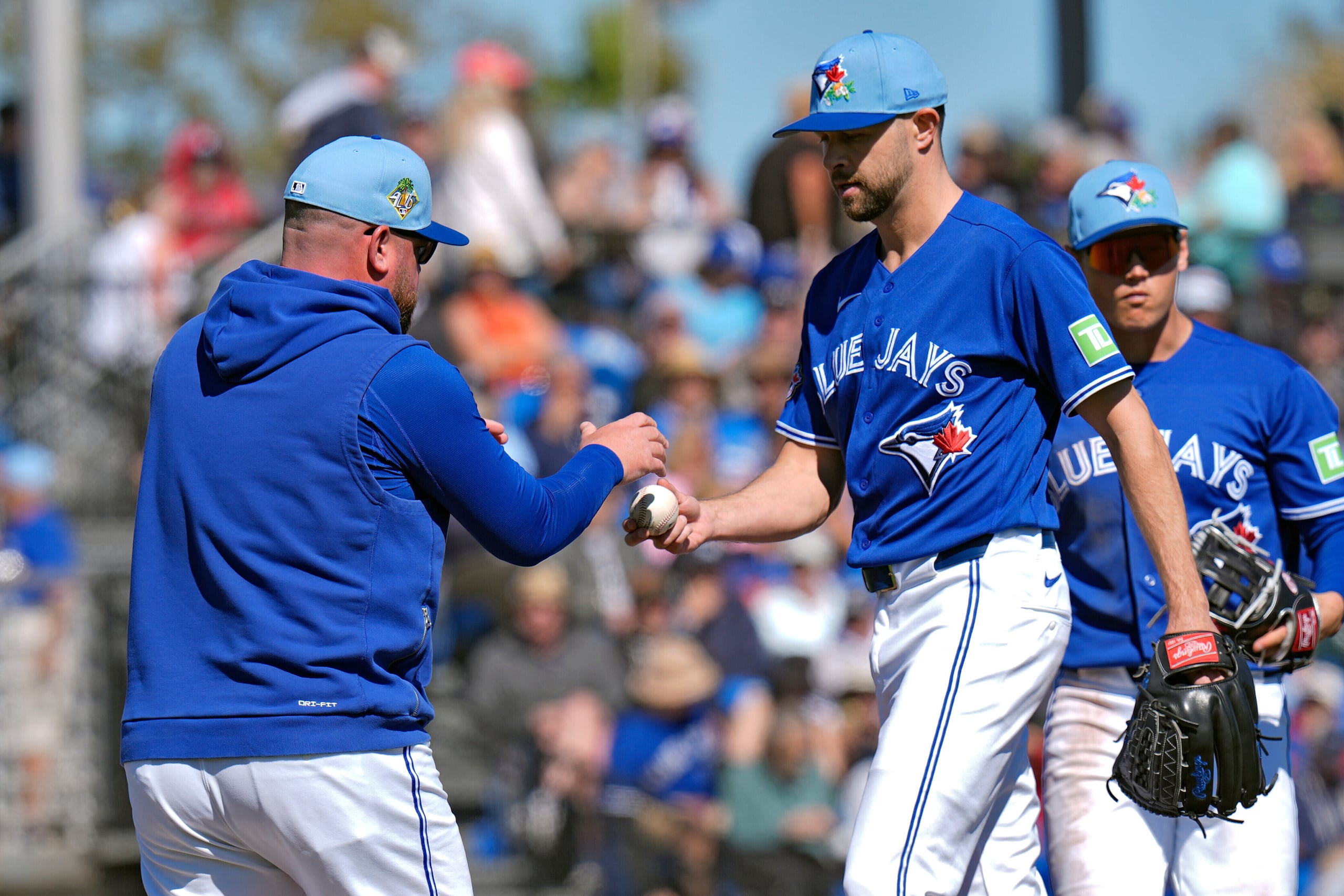 John Schneider (izquierda), mánager de los Blue Jays de Toronto, releva al pitcher Jesse Hahn durante un juego de pretemporada contra los Yankees de Nueva York, el 24 de febrero de 2026, en Dunedin, Florida. (AP Foto/Chris O'Meara)