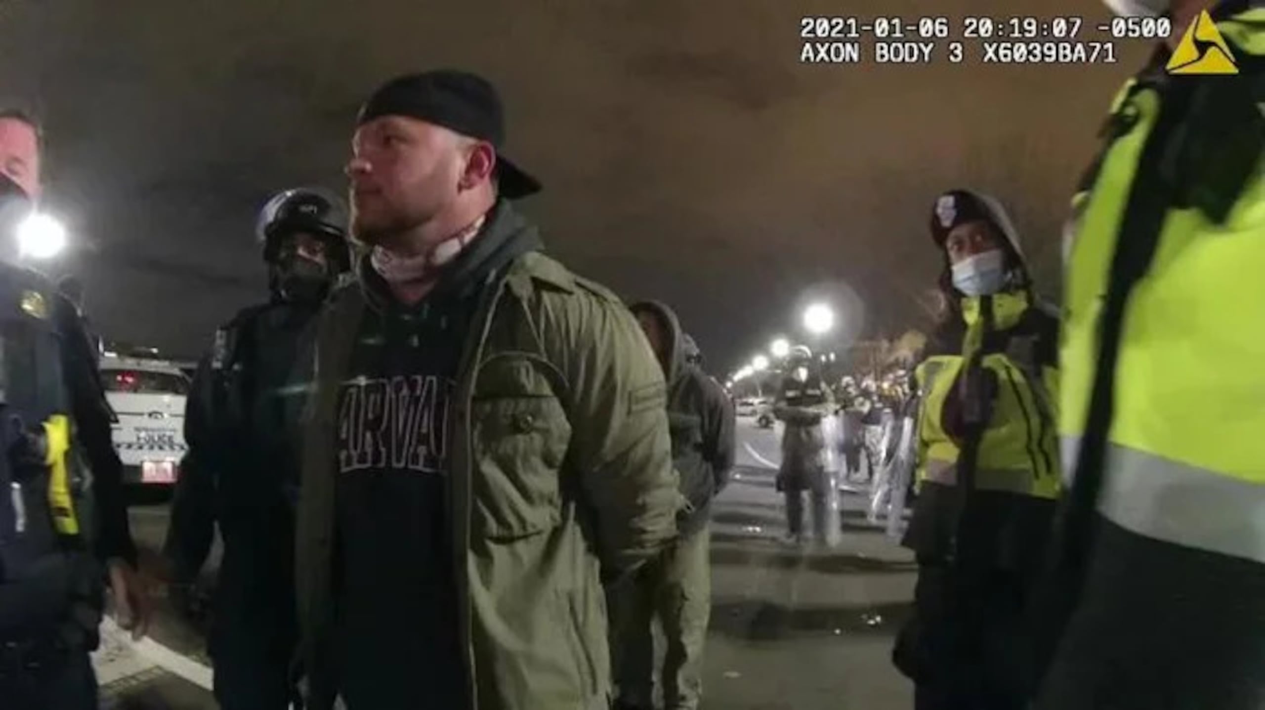 Fotografía del expediente del Departamento de Justicia de una toma con cámara corporal de un agente donde aparece Andrew Paul Johnson discutiendo con unos policías de Washington durante el ataque al Capitolio 6 enero de 2021. (EFE/Departamento de Justicia /SOLO USO EDITORIAL /NO VENTAS /SOLO DISPONIBLE PARA ILUSTRAR LA NOTICIA QUE ACOMPAÑA /CRÉDITO OBLIGATORIO)