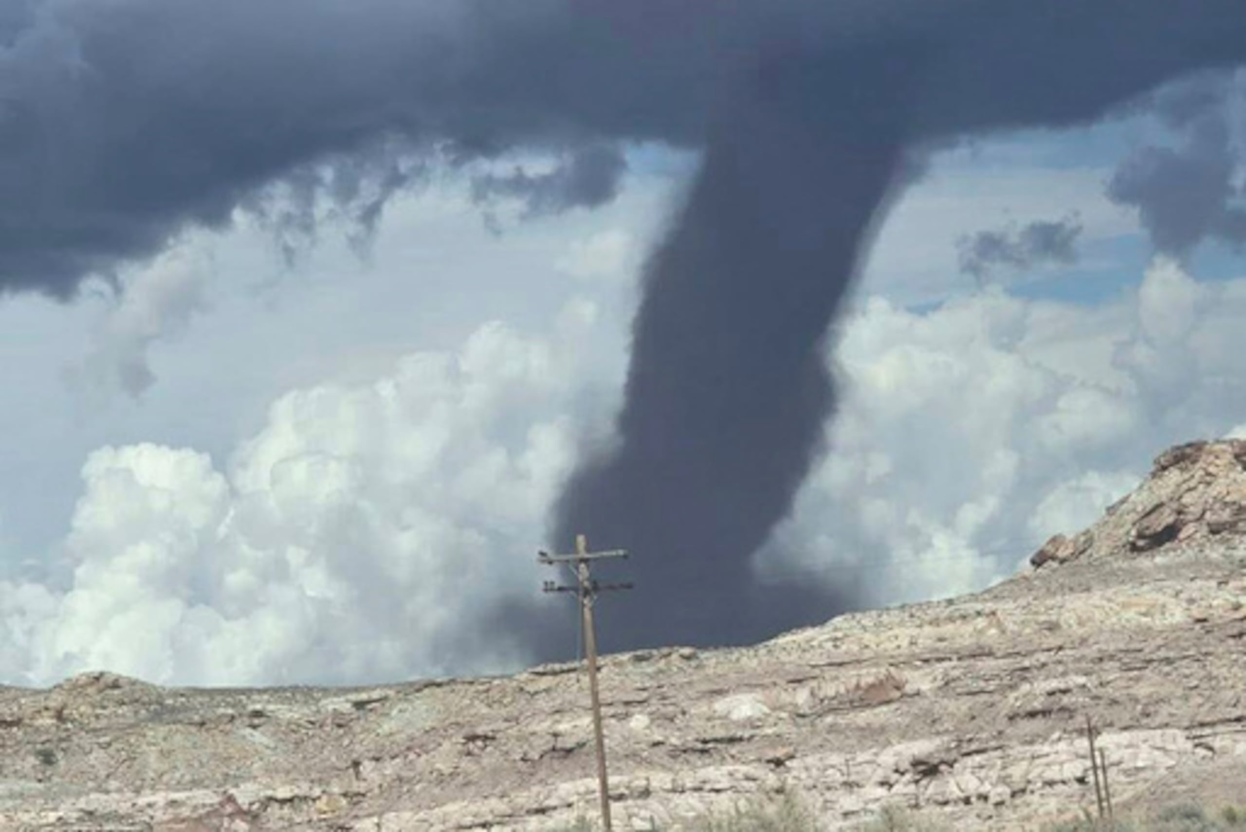 Tornado impacta cerca de Montezuma Creek, Utah. Foto: Policía Navajo.