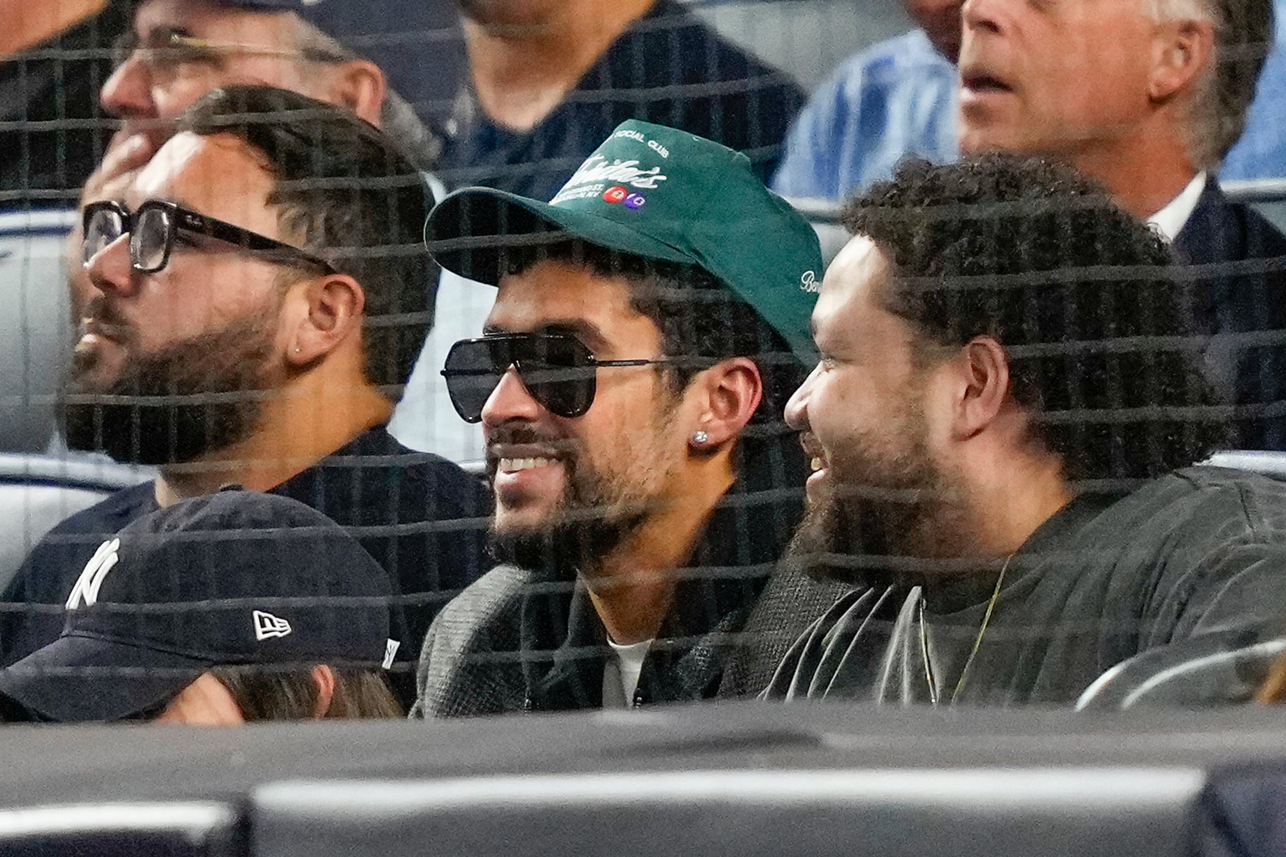 Bad Bunny, en el centro, durante el partido entre los Yankees y los Blue Jays en Nueva York.