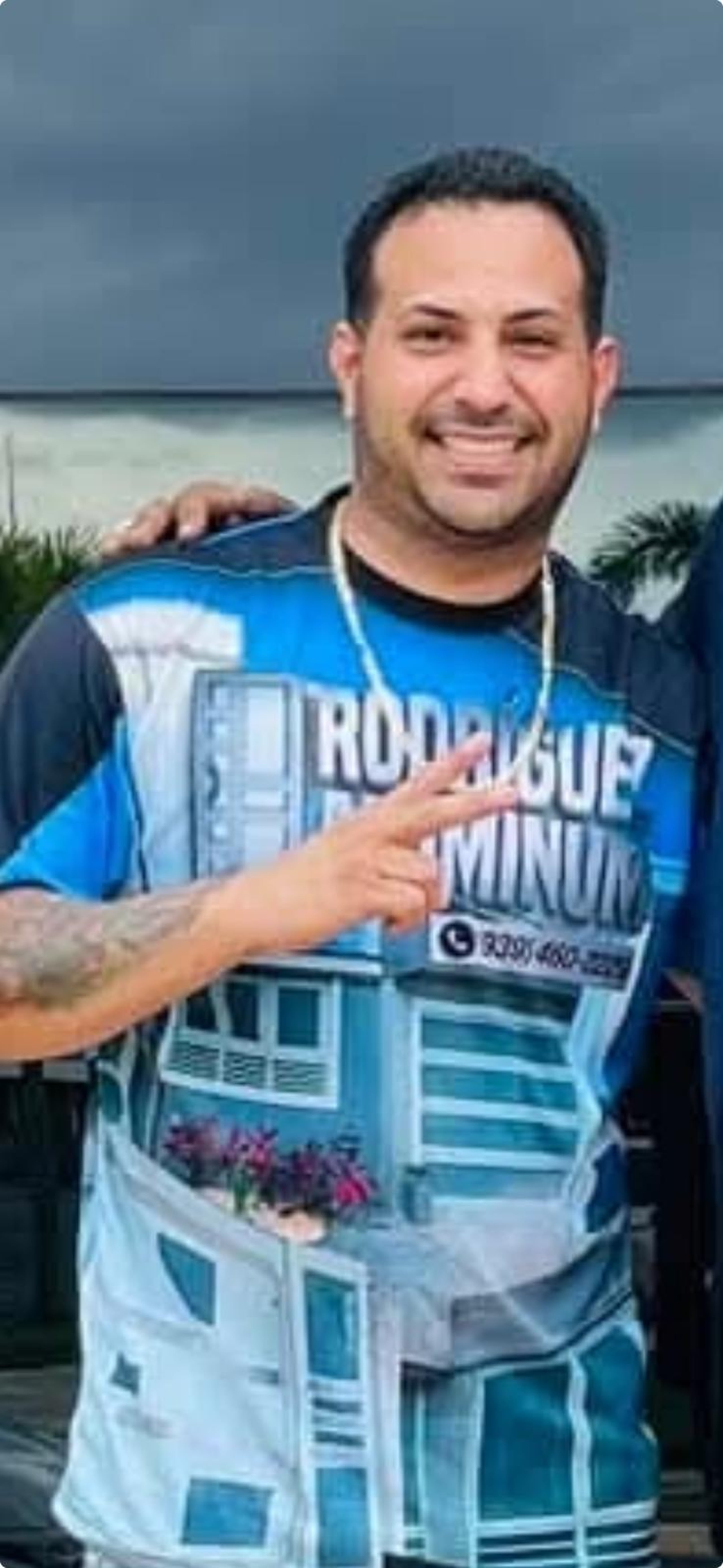 Ángel E. Rodríguez Rivera, fue acusado en ausencia por fraude en ejecución de obras, apropiación ilegal y maltrato a personas de edad avanzada.