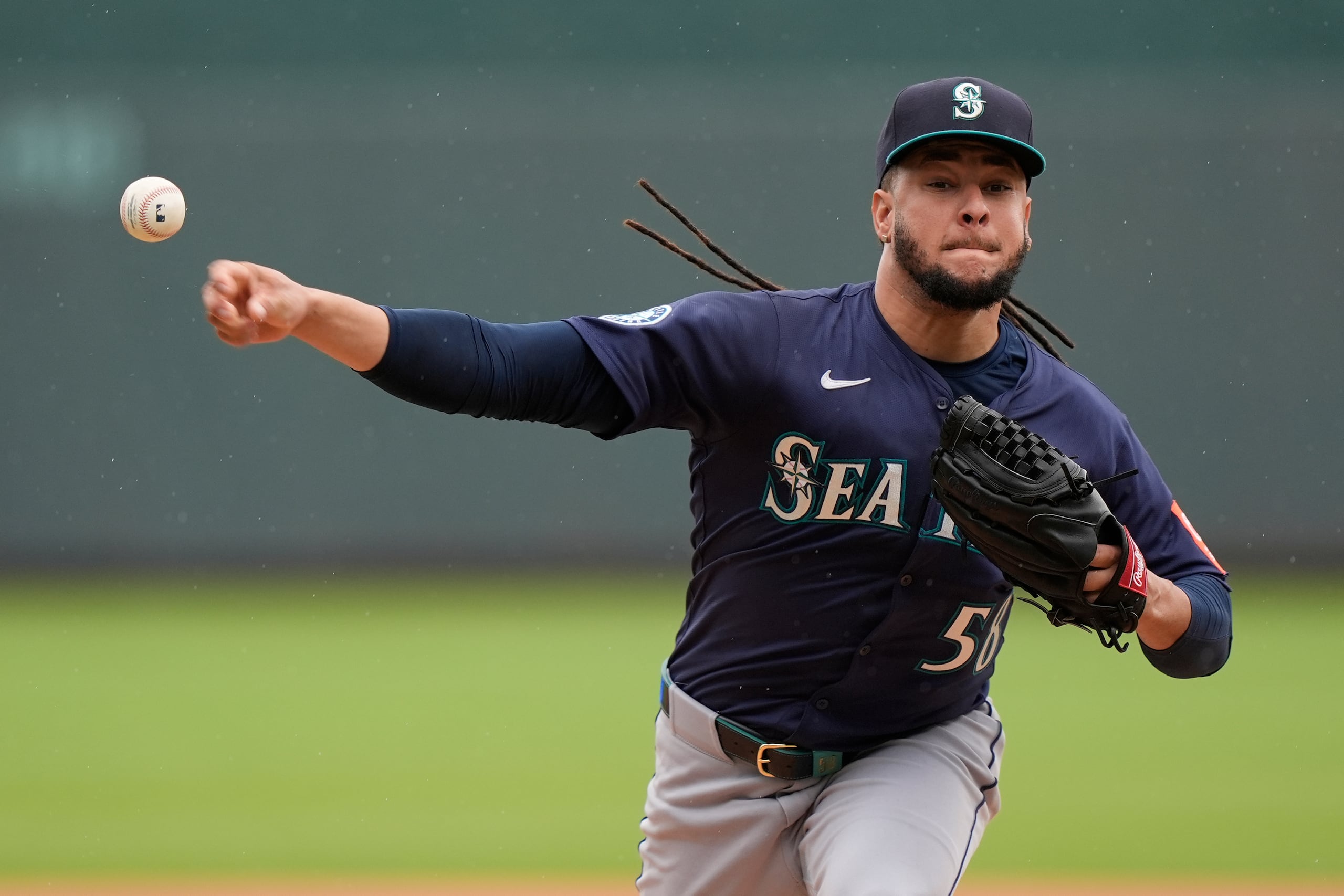 El lanzador abridor de los Mariners de Seattle, el dominicano Luis Castillo, lanza durante la primera entrada.