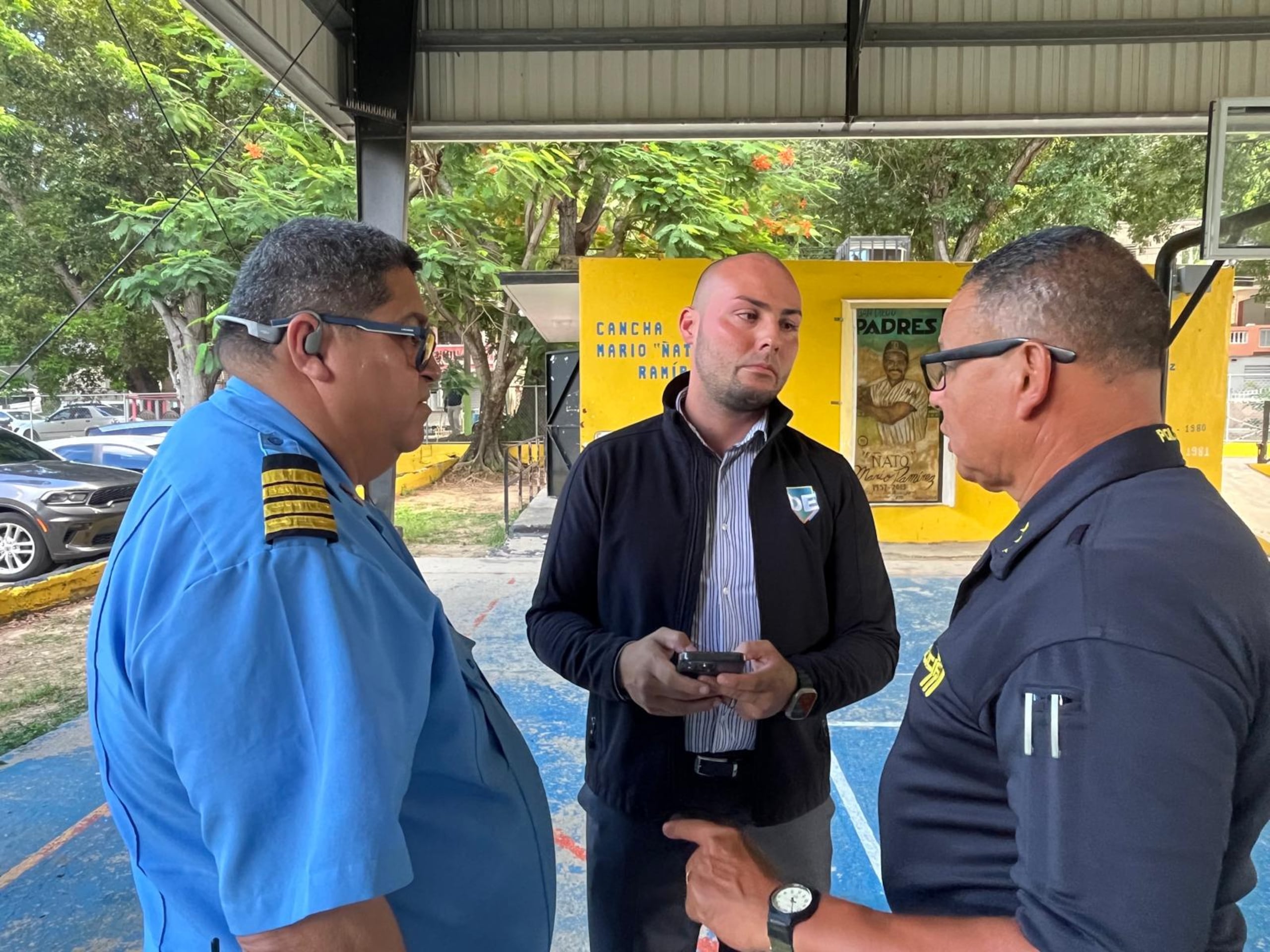 El comisionado de seguridad del Departamento de Educación, César González, mientras discutía detallesdel caso de un alumno herido de bala, con oficiales del Negociado de la Policía.