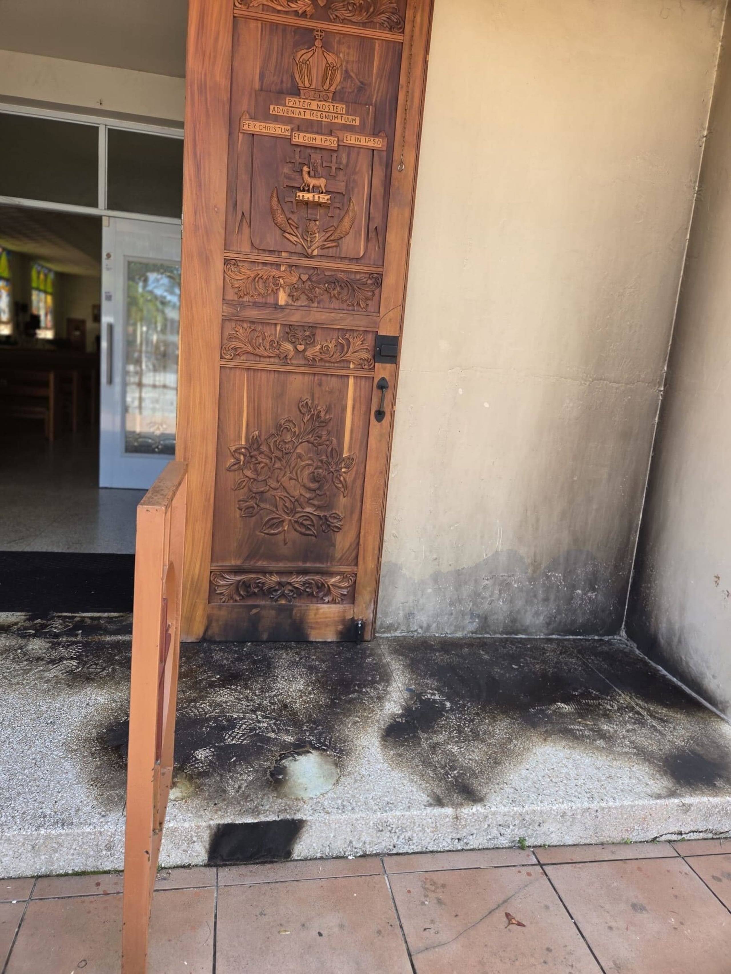 Aunque la parte frontal de la Parroquia San Joaquín se afectó, el incendio no dañó el interior del templo.