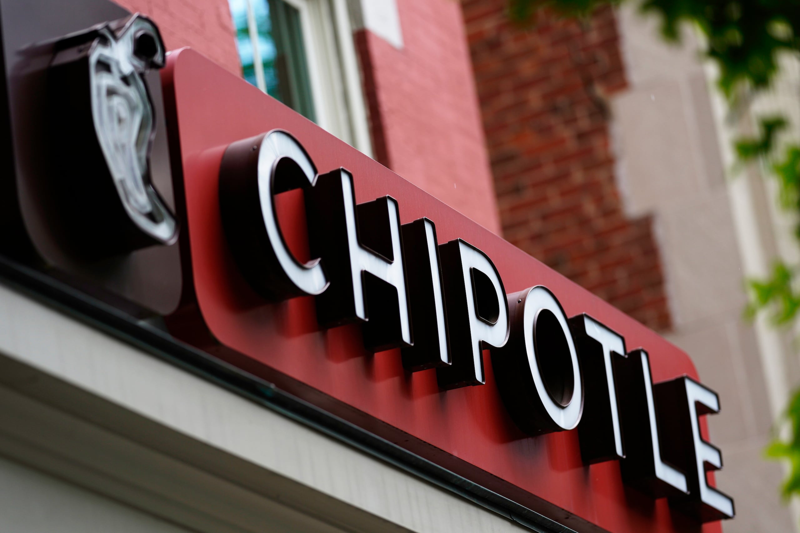 La directora de asuntos corporativos de Chipotle, Laurie Schalow, dijo que la empresa anima a los empleados a informar de sus preocupaciones, incluso a través de una línea directa anónima.