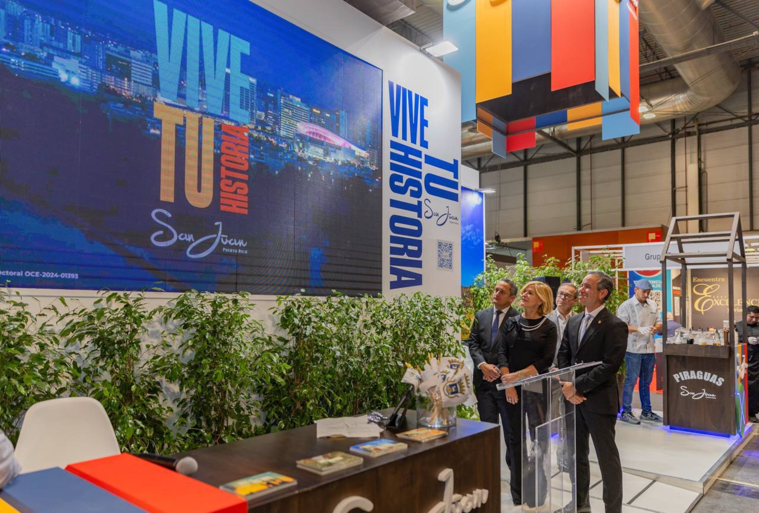 El alcalde de San Juan, Miguel Romero, y otros funcionarios de gobierno observan el anuncio de la promoción turista que la capital realiza en España. Al fondo, se ve el chef Edgardo Noel, que estuvo a cargo de hacer piraguas.