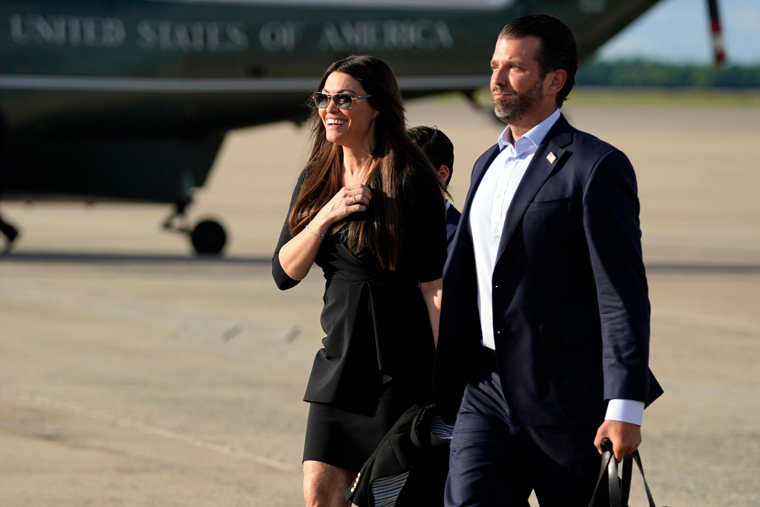 Donald Trump Jr. camina junto a su novia Kimberly Guilfoyle. (AP)