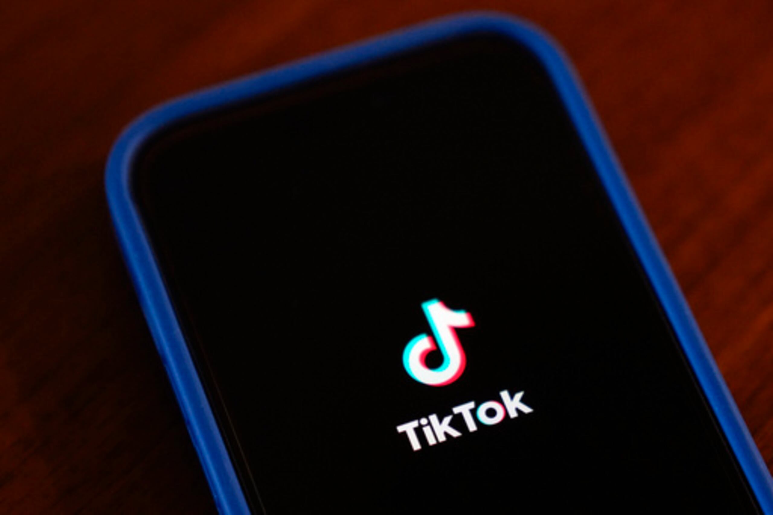 Logo de TikTok en un iPhone.