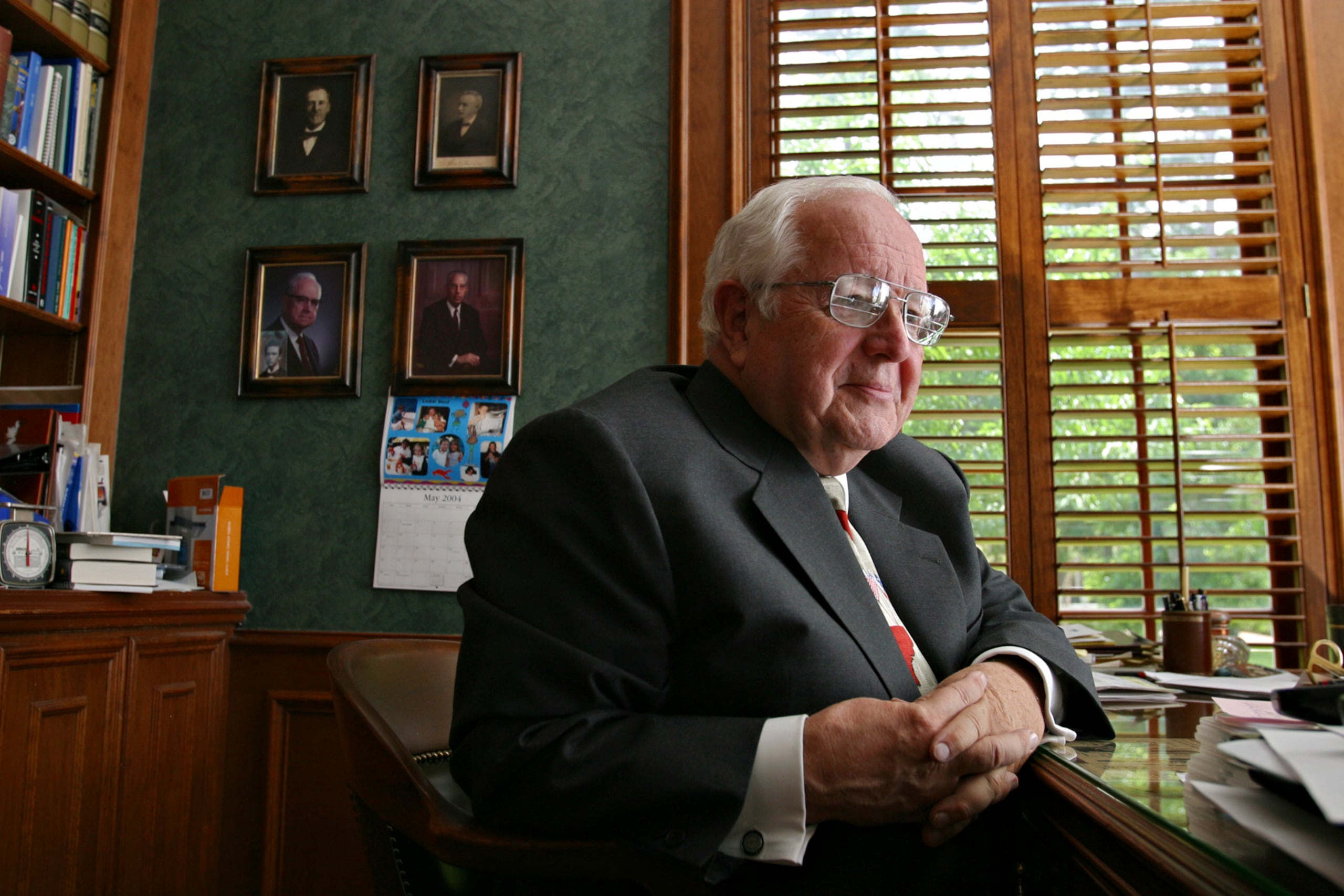 El exjuez Paul Pressler posa para una foto en su hogar en Houston, el 30 de mayo de 2004. (AP Foto /Michael Stravato, archivo)