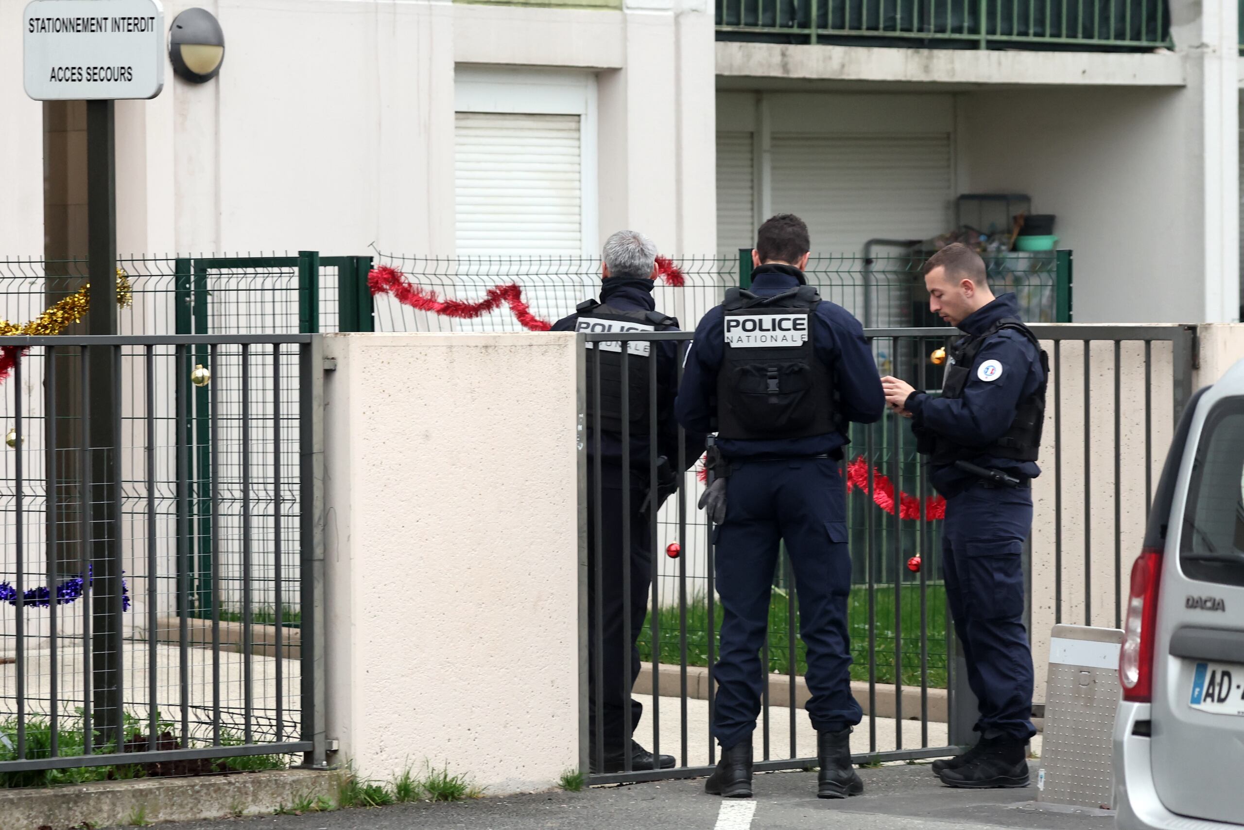 Las víctimas, la madre de 35 años y cuatro hijos de entre 9 meses y 10 años de edad, fueron encontradas en la noche del lunes después de que algunos vecinos avisaran a la policía porque no podían comunicar con la familia.