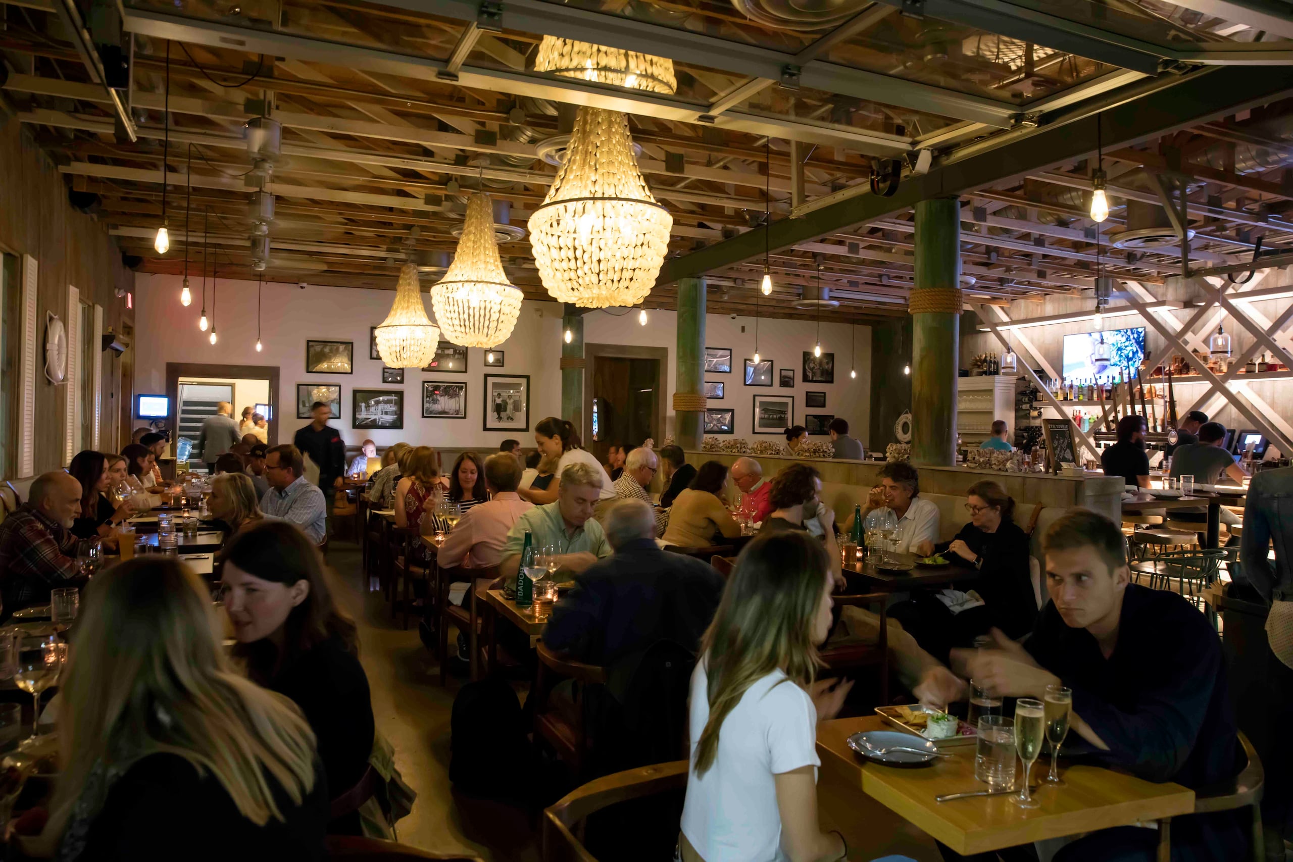 Stiltsville Fish Bar, en Miami Beach, tiene una ambientación de bar playero en palapa y muchos mariscos locales en su carta. (Scott Baker / The New York Times)