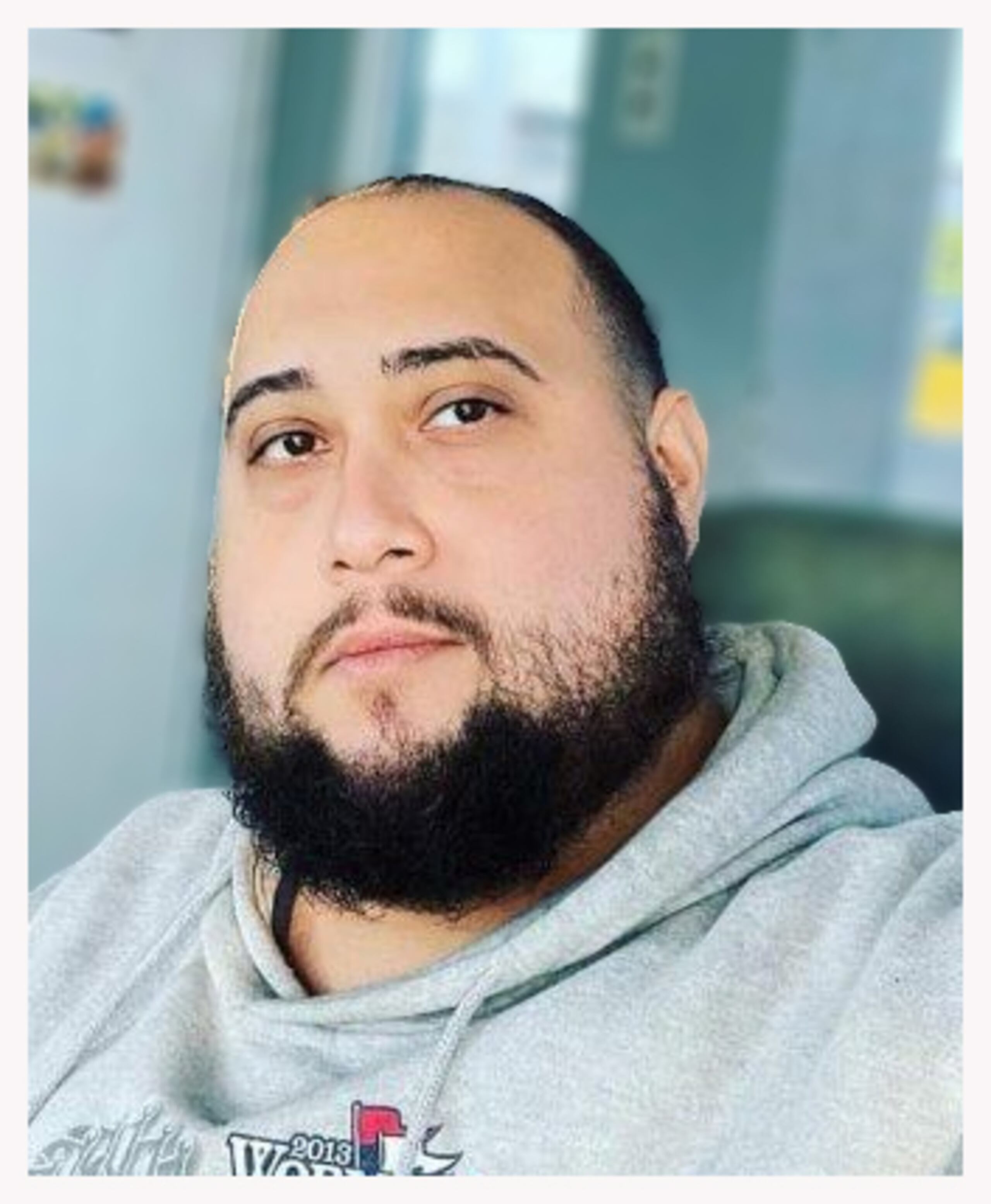 Efraín Pablo Cruz González fue acusado bajo una denuncia de violaciones del Título 18 U.S.C. § 2251(a), explotación sexual de niños; Título 18 U.S.C. § 2252A(a)(2), recepción/distribución de pornografía infantil; y Título 18 U.S.C. § 2252A(a)(5)(B), posesión de pornografía infantil, incluidas imágenes de menores prepúberes.