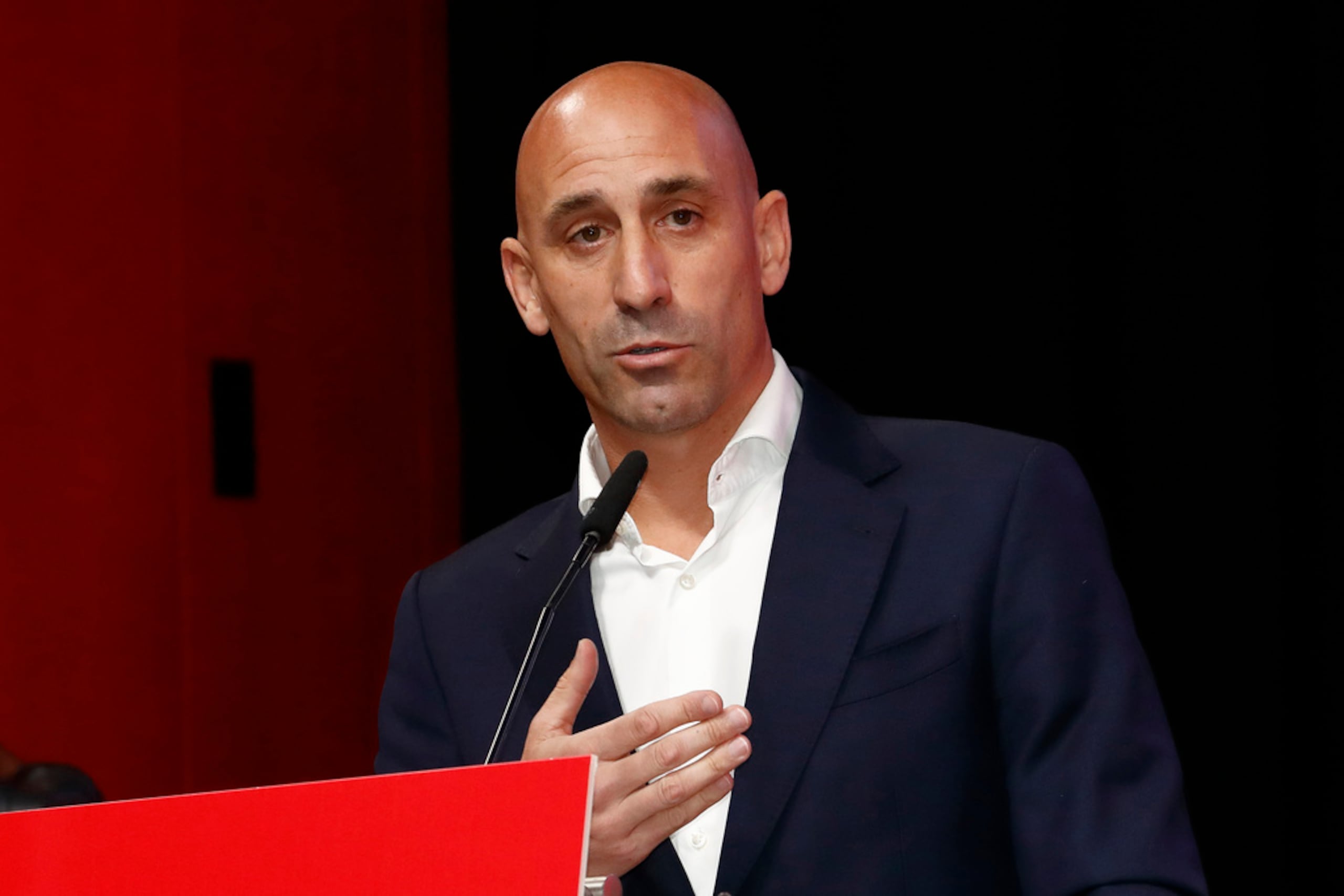 El presidente de la Real Federación Española de Fútbol fue suspendido por 90 días de su cargo y está acusado de agresión sexual.
