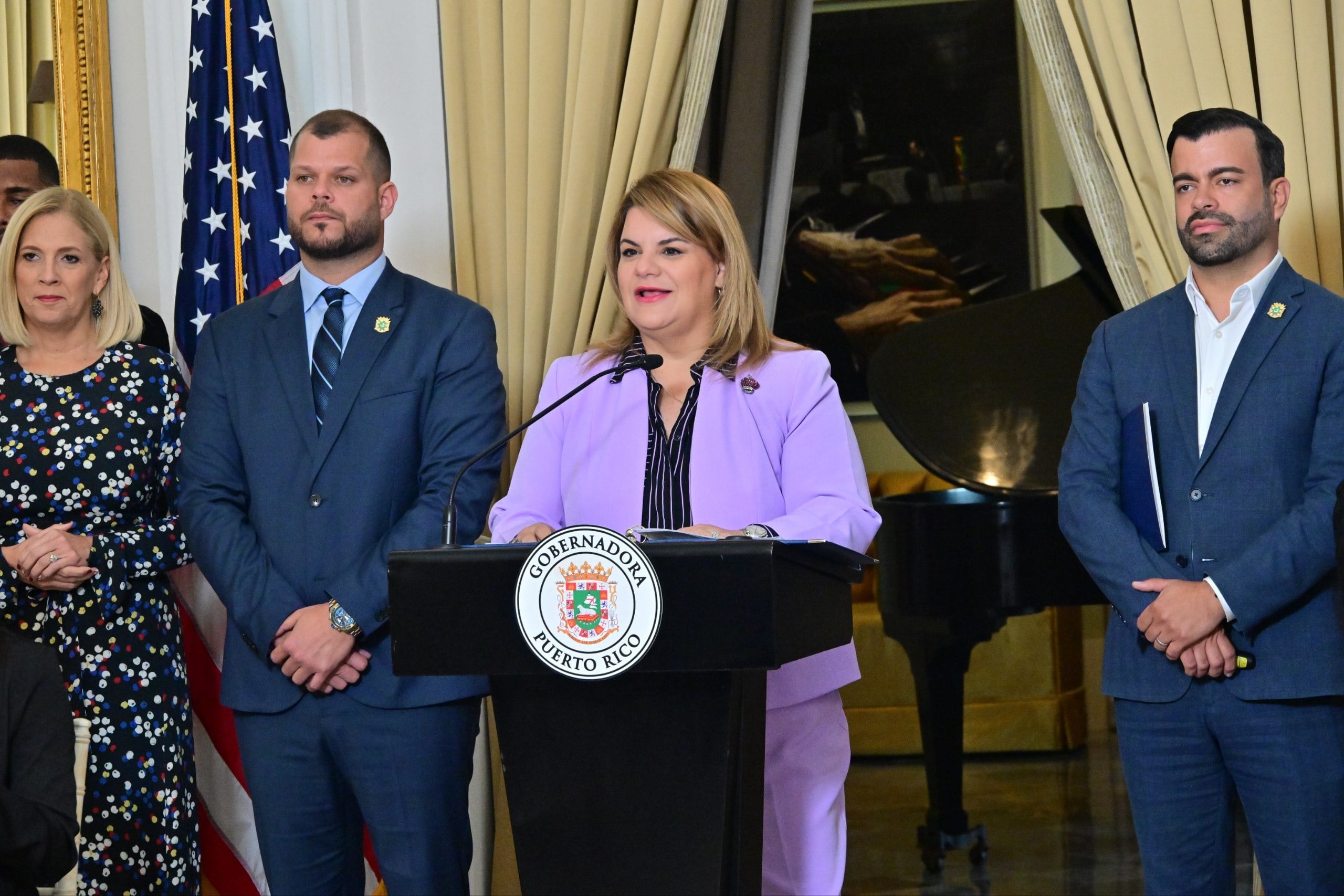 La gobernadora Jenniffer González Colón presentó el proyecto junto al secretario de Vivienda, Luis Augusto Martínez Román; el administrador de la AVP, Juan Rosario Hernández; y otros funcionarios y representantes de las entidades involucradas.