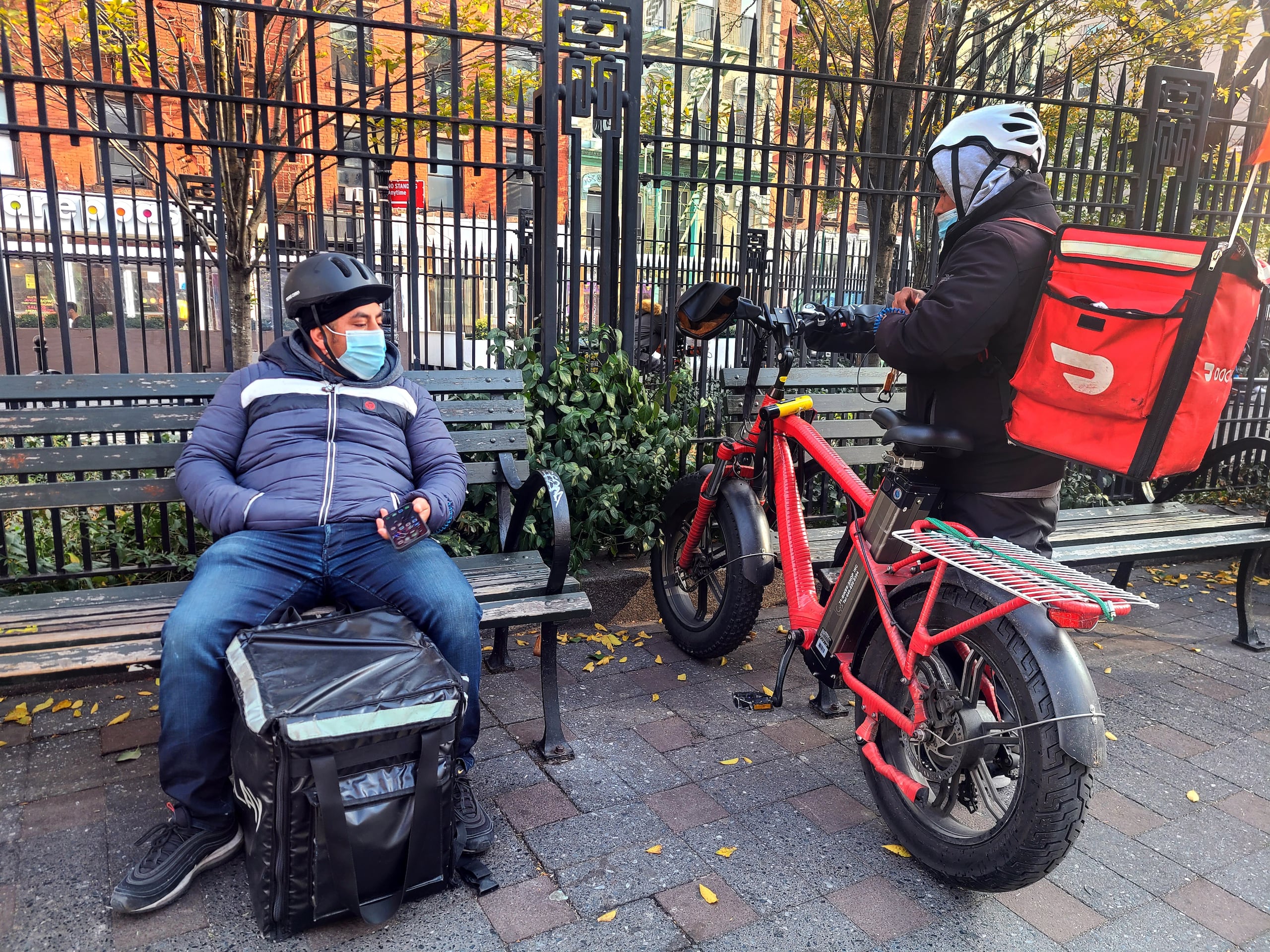 Repartidores de comida mientras aguardan algún pedido en un parque de Midtown Manhattan, Nueva York, en una fotografía de archivo. EFE/Ruth E. Hernández.