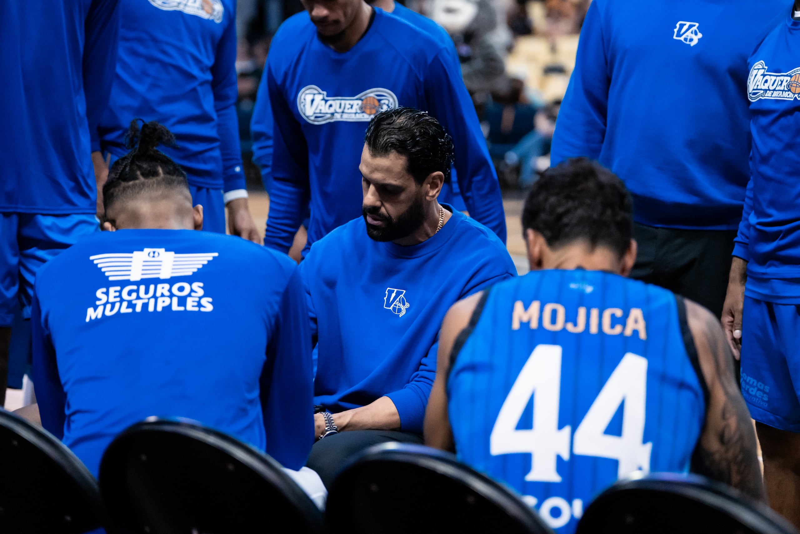 Christian Dalmau, dirigente de los Vaqueros de Bayamón, en un tiempo técnico.