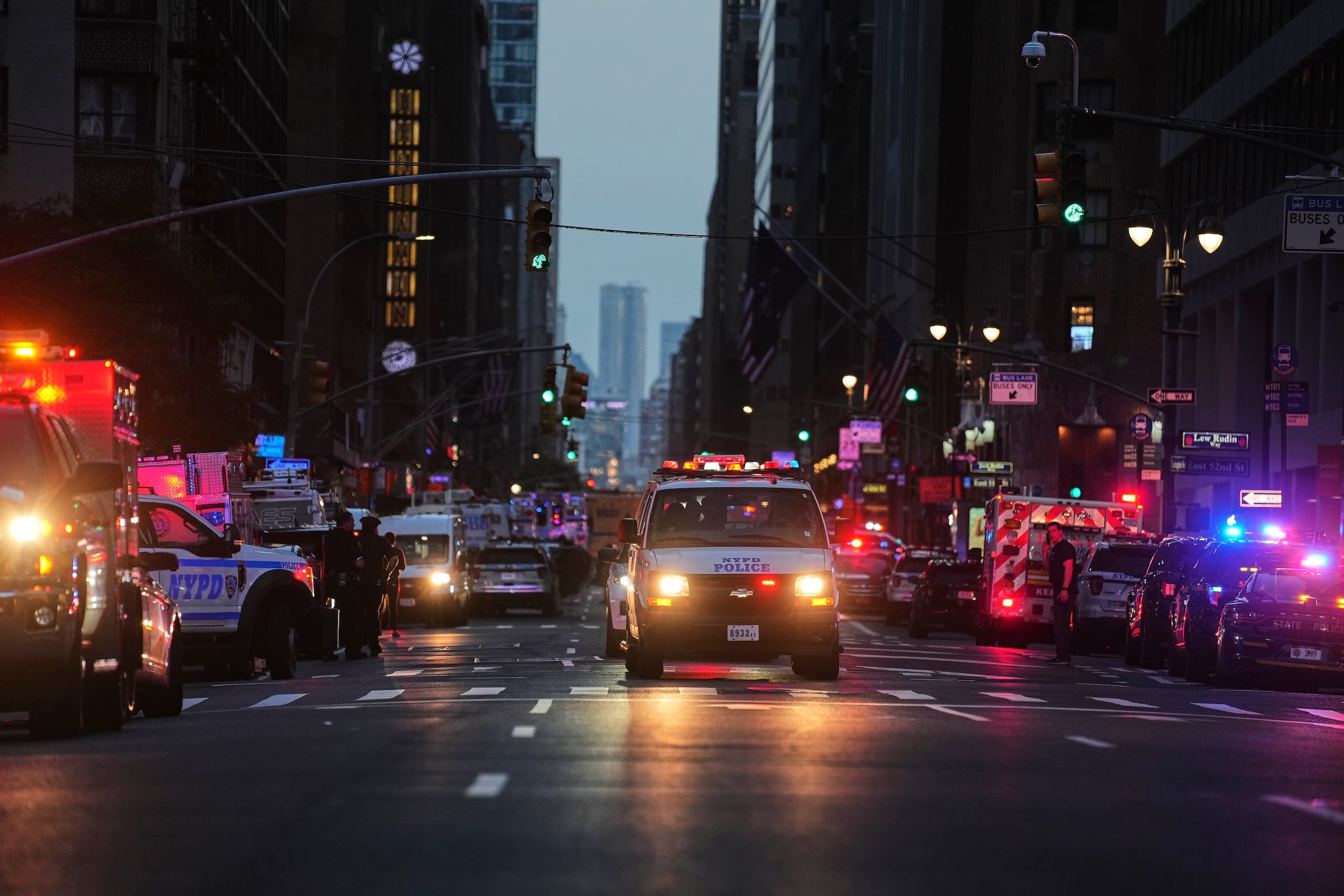 Vehículos de emergencia llenan la calle 52, frente a un edificio de oficinas en Manhattan, donde dos personas fueron baleadas, incluyendo a un oficial de la Policía de Nueva York, el lunes.