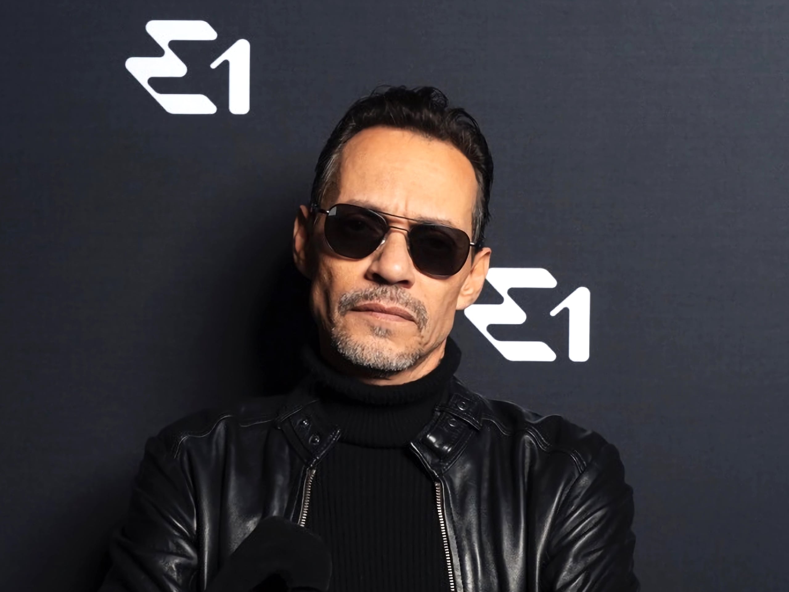 Marc Anthony muestra una exploración cautivadora de uno de los géneros más famosos de la música tropical, donde combina hábilmente elementos tradicionales de la bachata con su estilo distintivo y su reconocida voz.